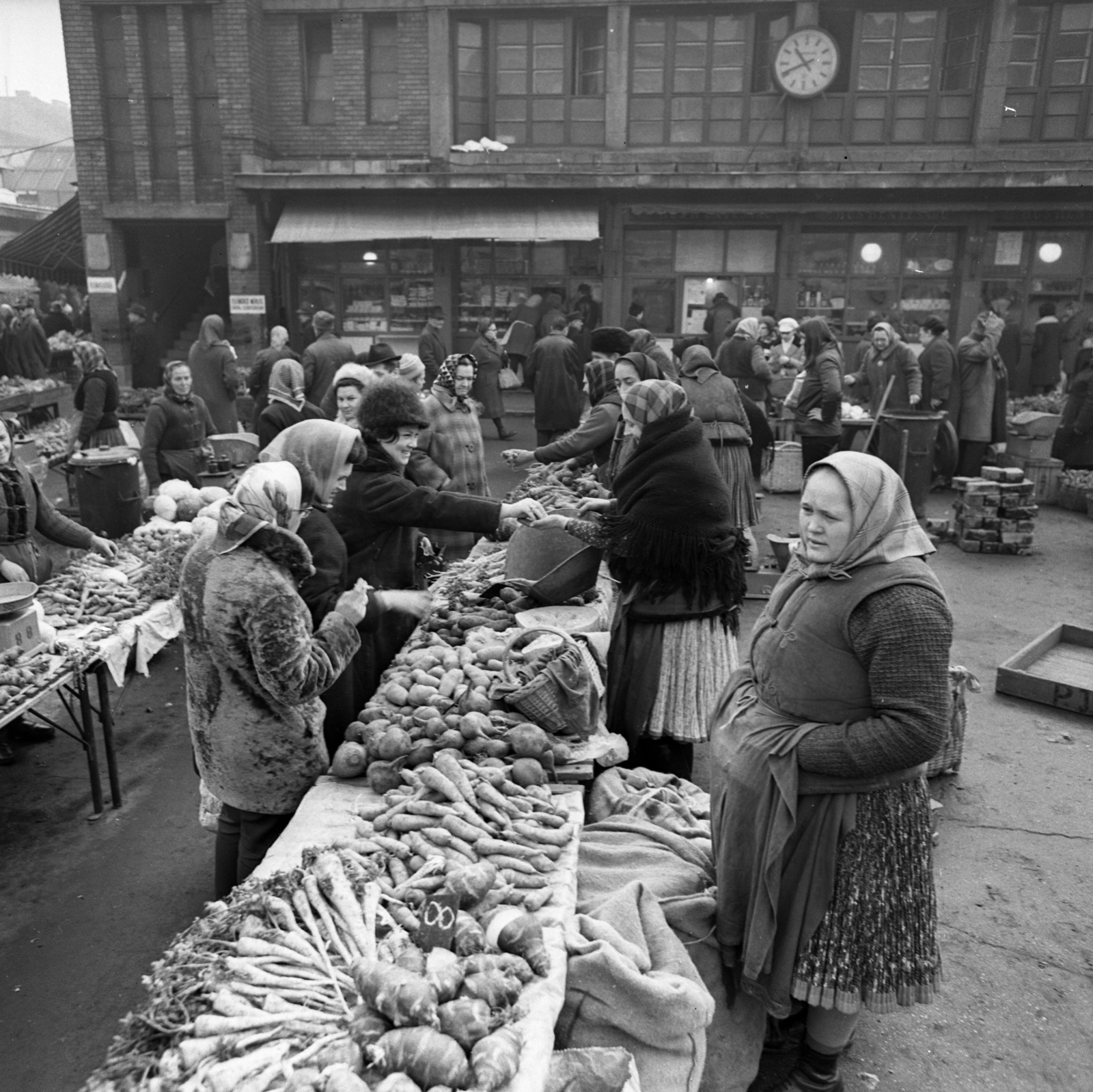 Magyarország, Budapest VII., Garay téri piac., 1971, Urbán Tamás, piac, óra, kofa, zöldséges, Budapest, Fortepan #87572