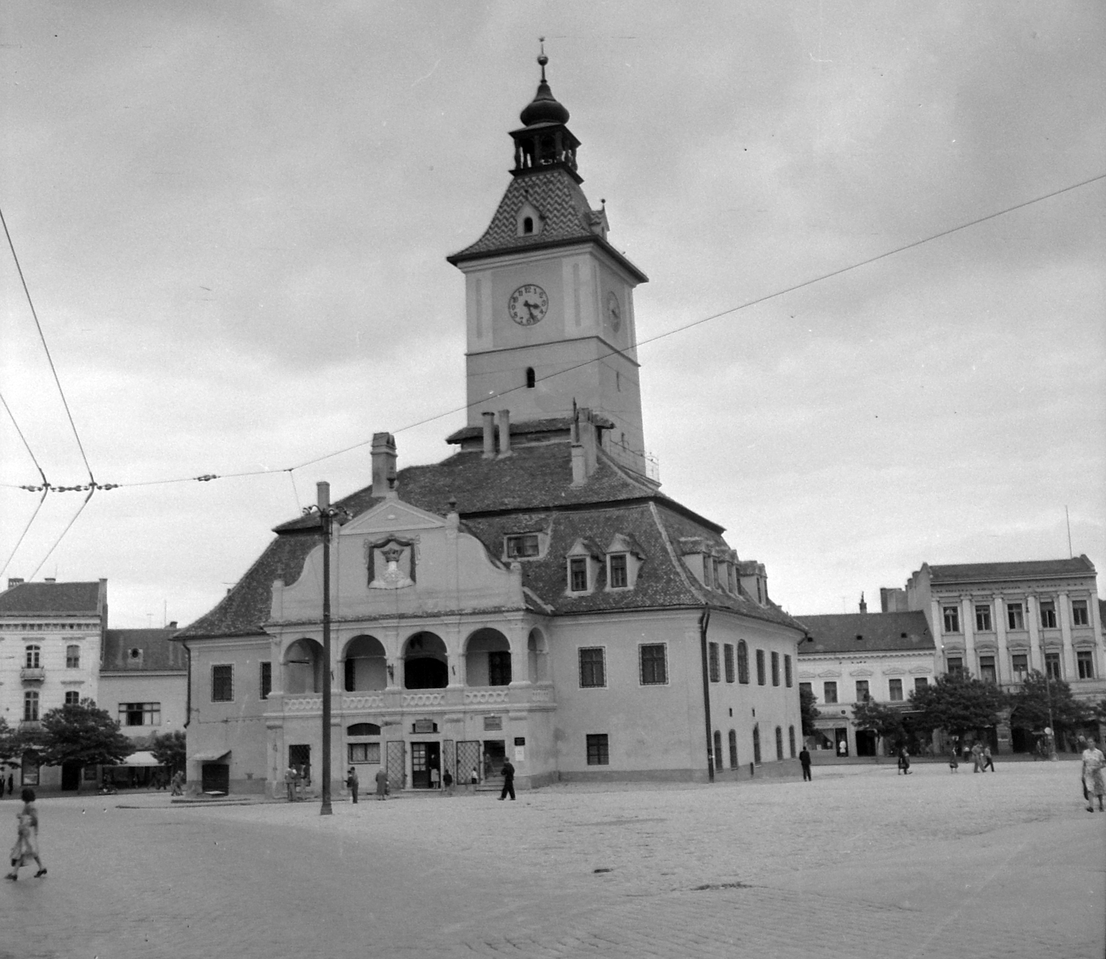 Romania,Transylvania, Brașov, Fő tér (ekkor Piața 23 August, ma Tanács tér, Piața Sfatului), szemben a Tanácsháza (egykor Városháza, ma múzeum)., 1961, Gyöngyi, square, street view, museum, Baroque-style, public building, church clock, Fortepan #8758