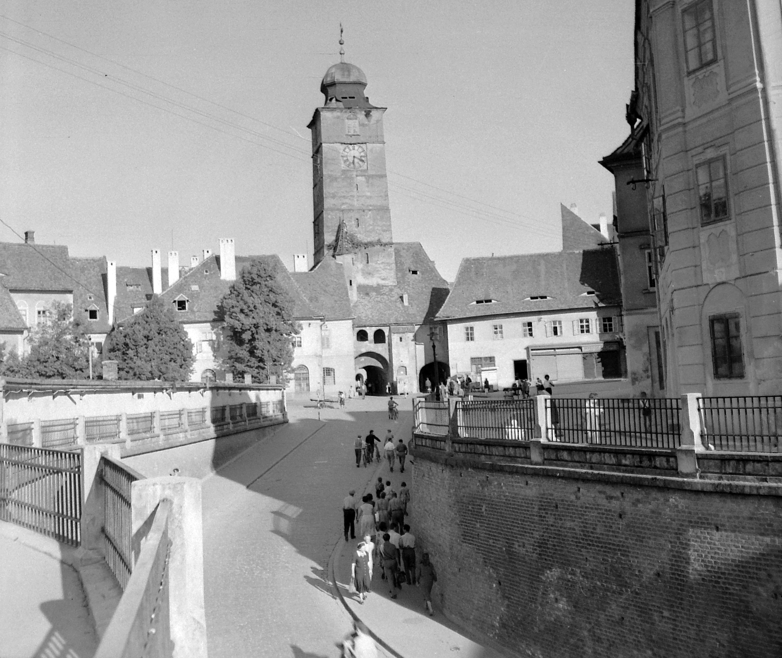 Romania,Transylvania, Sibiu, kilátás a Hazugok hídjától a Tanácstorony felé., 1961, Gyöngyi, street view, church clock, Fortepan #8759