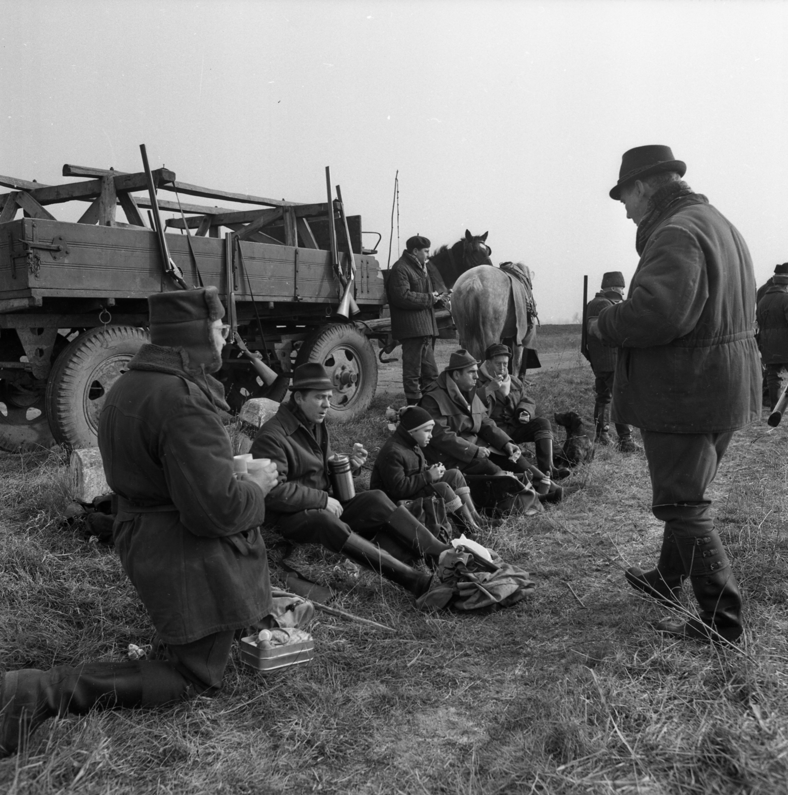 Hungary, Ócsa, ebédszünet az Egyetértés vadásztársaság fácánvadászatán., 1972, Urbán Tamás, Horse-drawn carriage, hunting, weapon, gun, Fortepan #87599