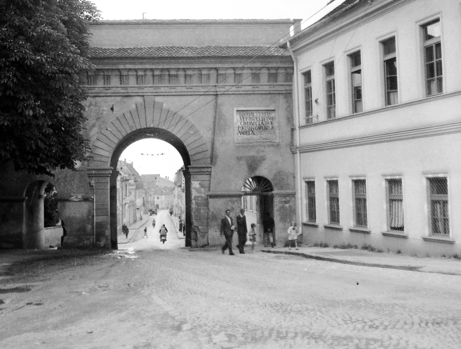 Romania,Transylvania, Brașov, Bolgárszegi (vagy Árvaház utcai) kapu (Poarta Șchei)., 1961, Gyöngyi, gate, street view, Classicism, memorial plaque, Fortepan #8760