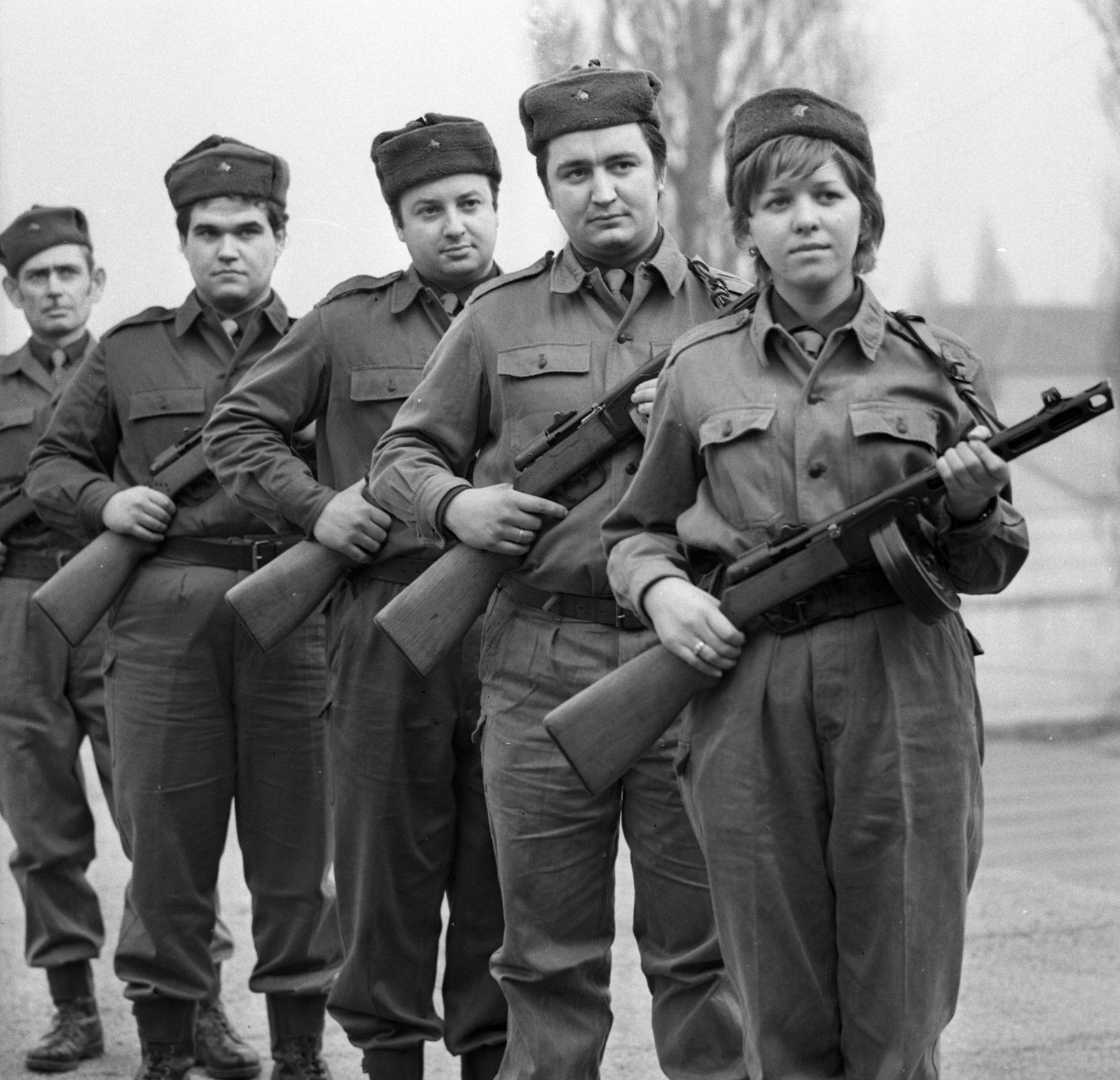 Magyarország, Budapest XIII., angyalföldi munkásőrszakasz tagjai., 1972, Urbán Tamás, egyenruha, munkásőr, fegyver, gépfegyver, PPS géppisztoly, kakukktojás, Budapest, Fortepan #87601