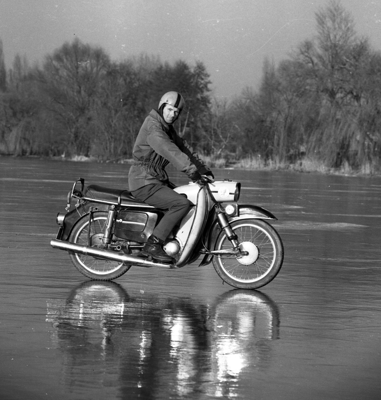 Magyarország, Ráckeve, a befagyott Ráckevei (Soroksári)-Duna., 1973, Urbán Tamás, motorkerékpár, MZ-márka, MZ ES125 Trophy, Fortepan #87605