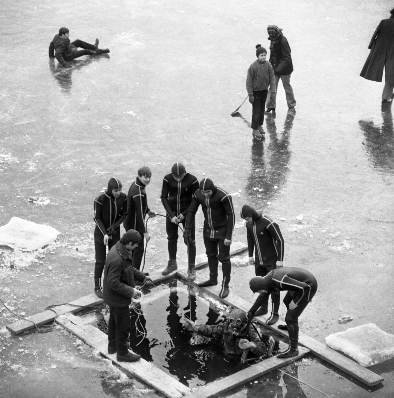 Hungary, Ráckeve, búvár merülése a befagyott Ráckevei (Soroksári)-Dunába., 1973, Urbán Tamás, Best of, Fortepan #87607
