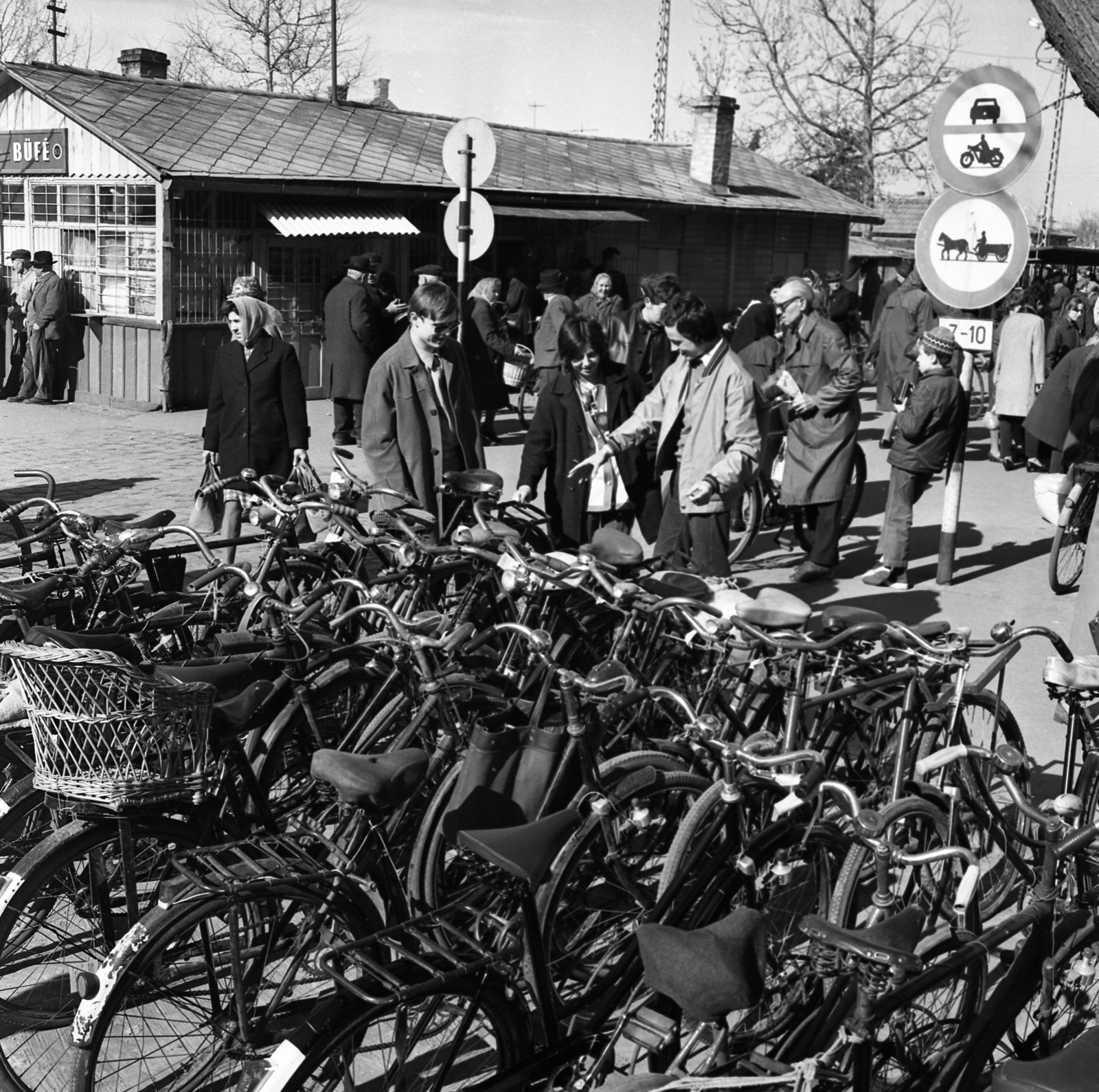 Magyarország, Cegléd, Kossuth tér, piac., 1972, Urbán Tamás, büfé, kerékpár tároló, Fortepan #87622