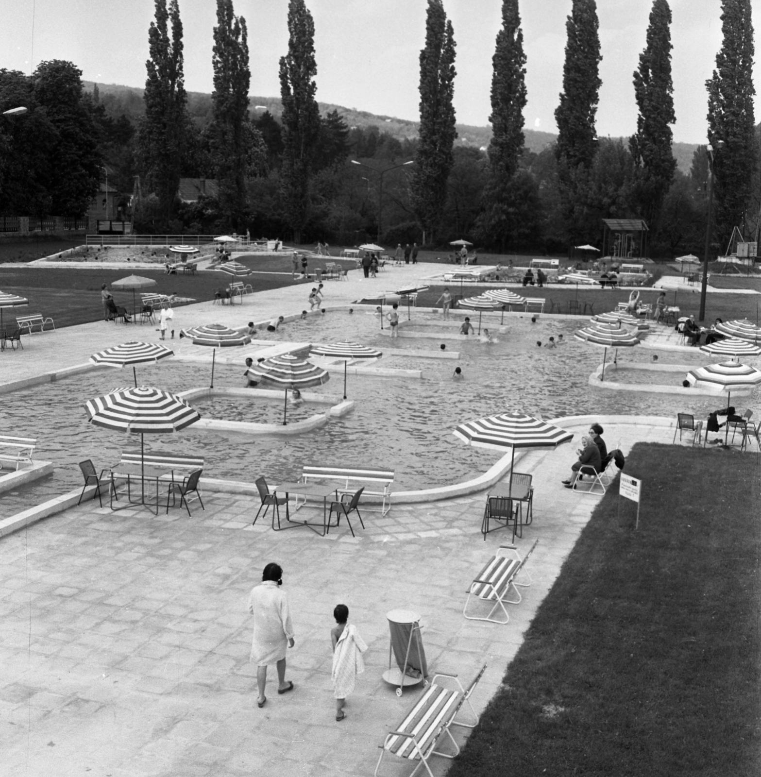 Magyarország, Leányfalu, Strand., 1972, Urbán Tamás, napernyő, strand, jegenyefasor, Fortepan #87636