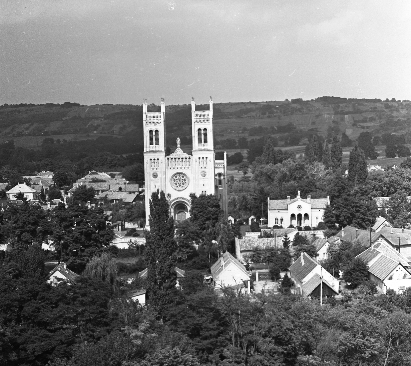 Magyarország, Fót, látkép, középen a római katolikus templom (Ybl Miklós)., 1972, Urbán Tamás, templom, Ybl Miklós-terv, katolikus, Fortepan #87640