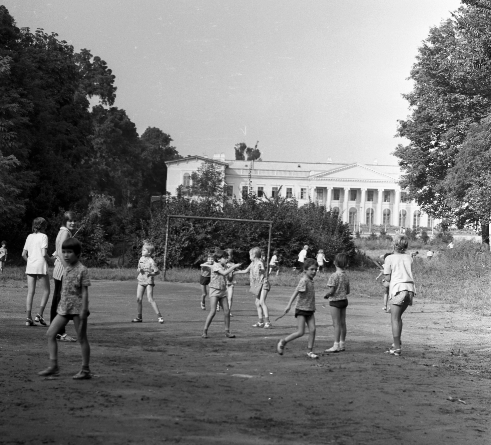 Magyarország, Fót, Gyermekváros, háttérben a Károlyi-kastély., 1972, Urbán Tamás, Ybl Miklós-terv, palota, futballpálya, Fortepan #87645