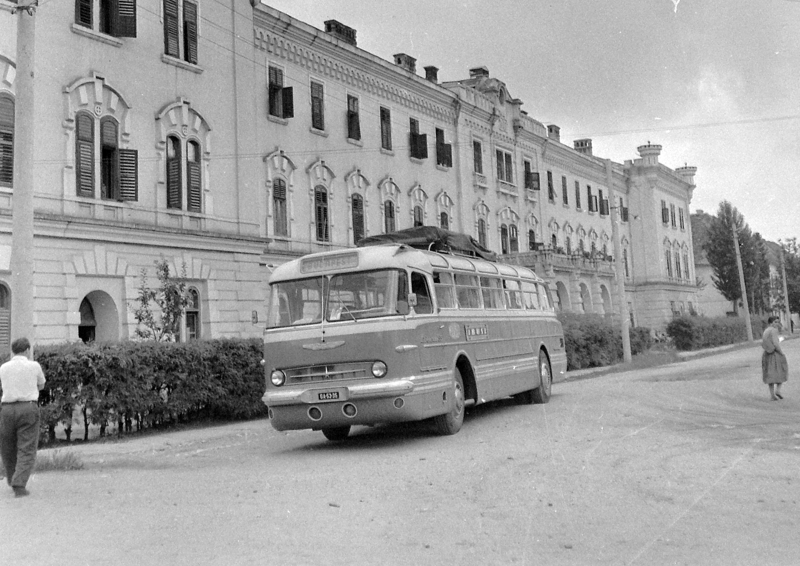 Romania,Transylvania, Alba Iulia, az egykori Tiszti kaszinó, ma Városi Múzeum., 1961, Gyöngyi, transport, vehicle, bus, Hungarian brand, Ikarus-brand, automobile, number plate, venetian blind, Fortepan #8765
