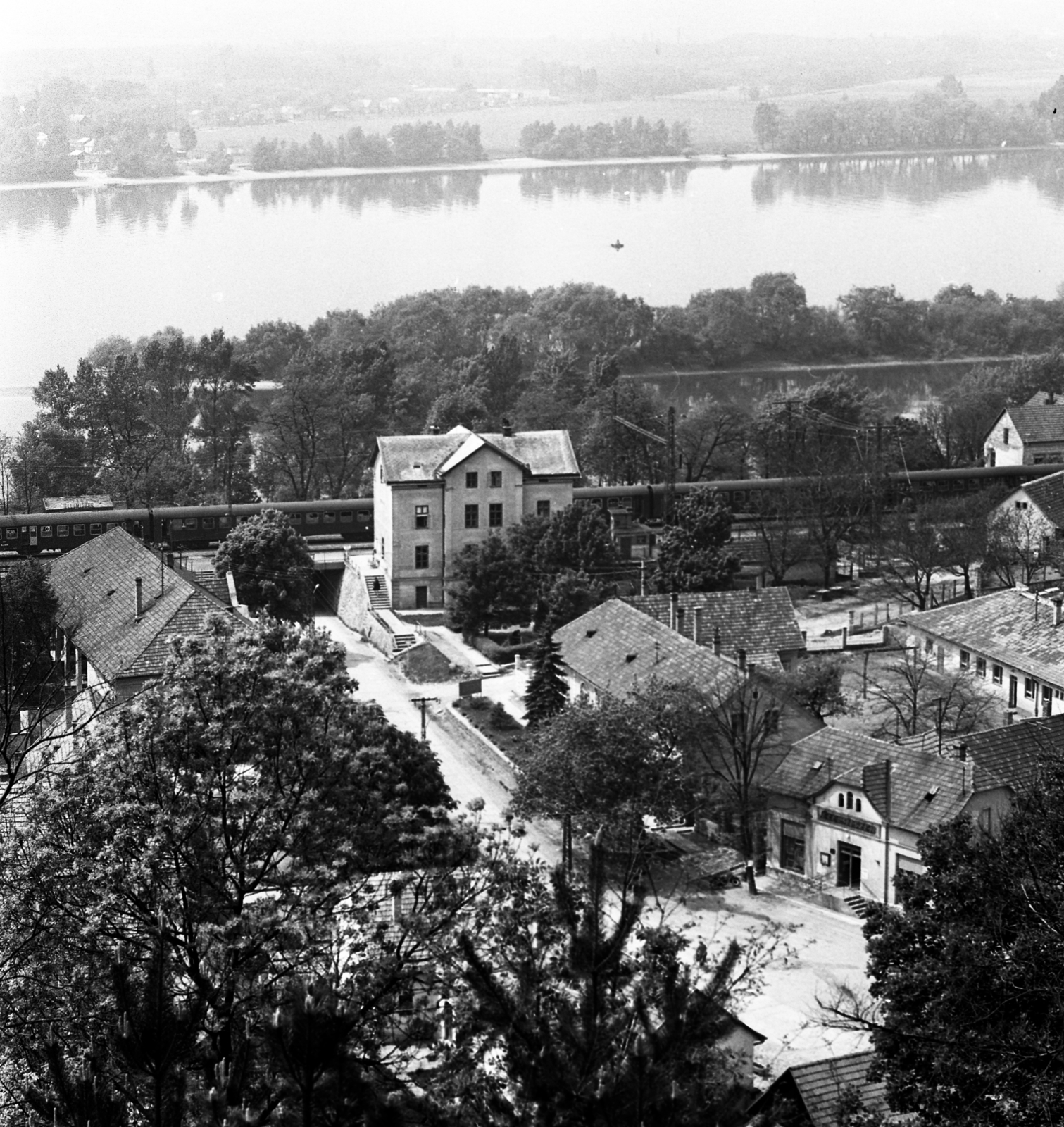 Magyarország, Zebegény, kilátás a Havas Boldogasszony-templom tornyából, középen a vasútállomás., 1972, Urbán Tamás, városkép, Duna, vonat, Fortepan #87652