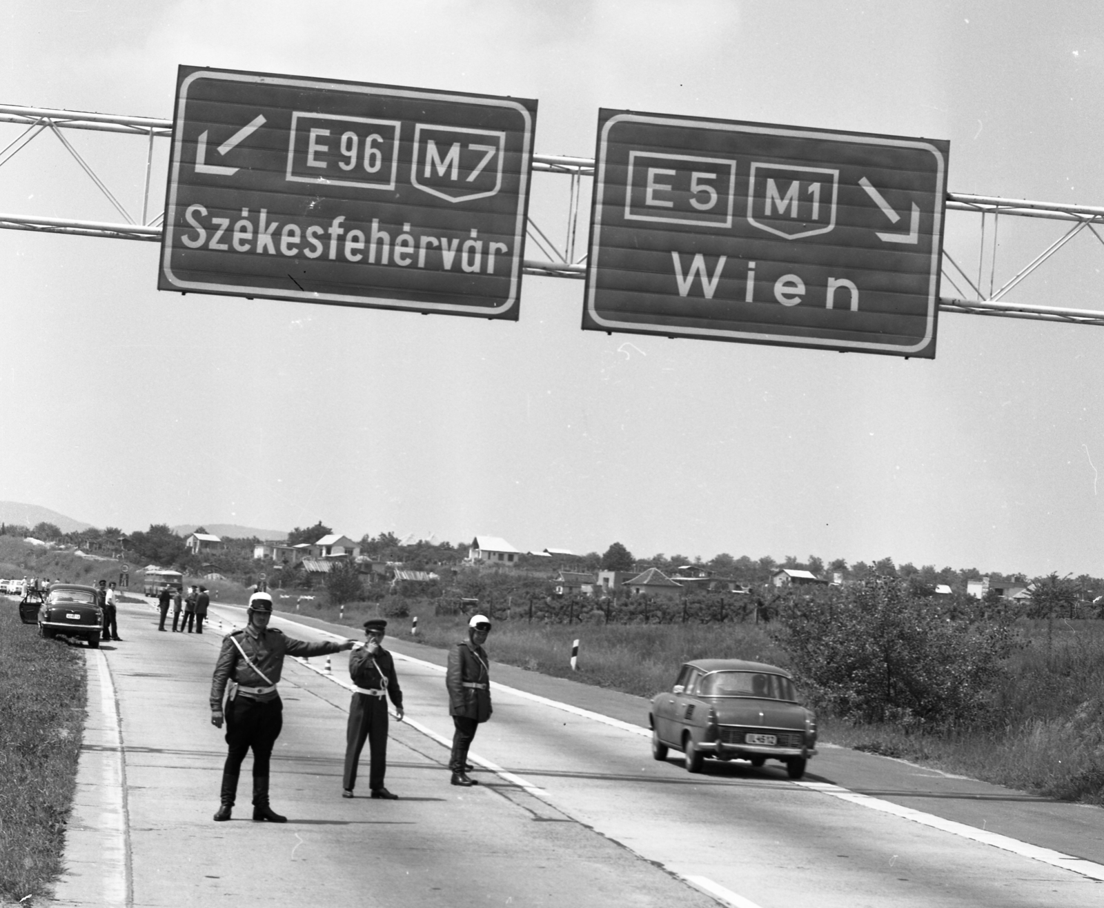 Hungary, Budaörs, az M1-M7-es autópálya közös szakasza az elágazásnál., 1972, Urbán Tamás, bus, road signs, Skoda-brand, Ikarus-brand, cop, road sign, automobile, highway, Fortepan #87664