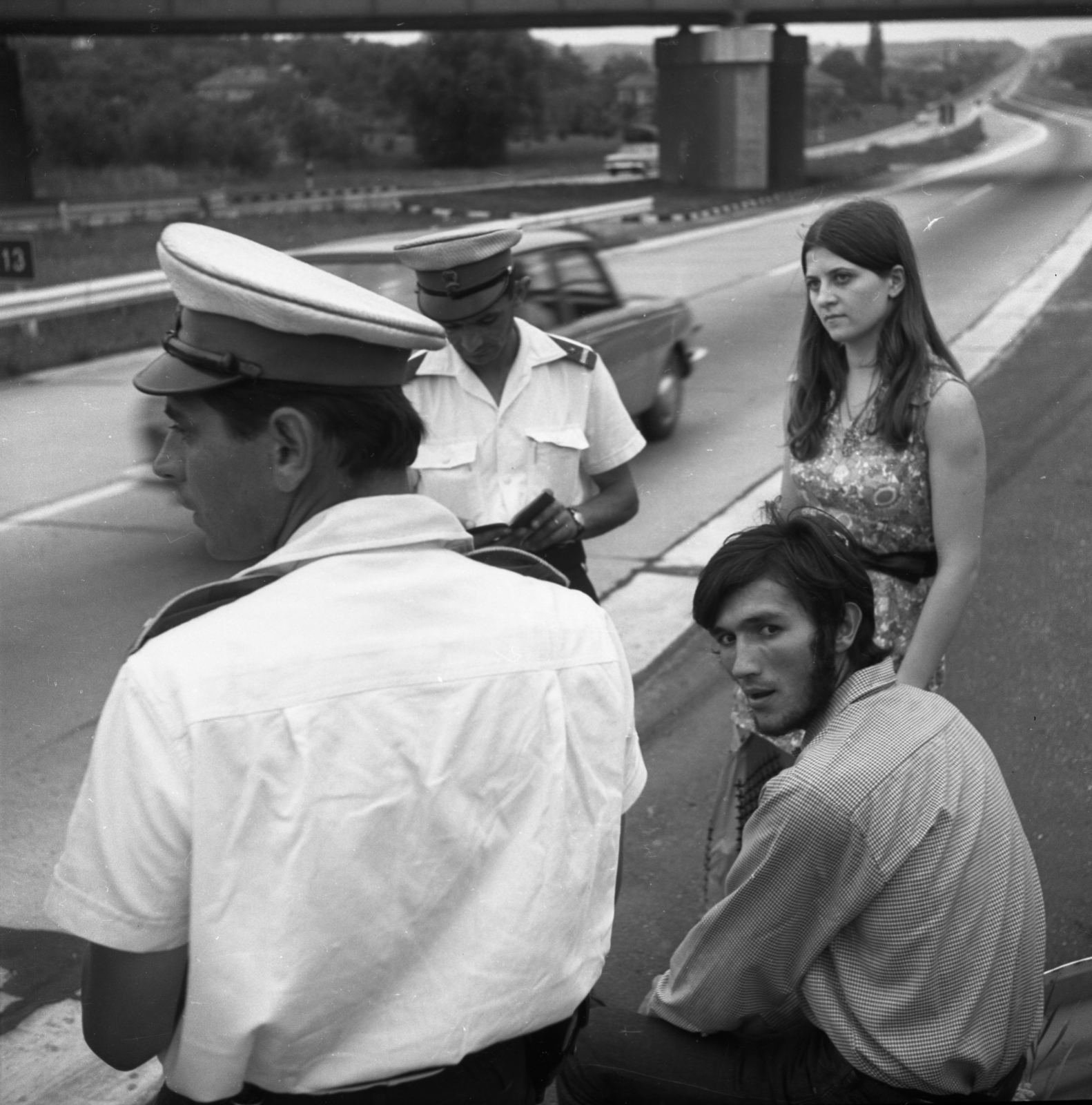 Magyarország, Törökbálint, az M7-es autópálya a vasúti felüljárónál., 1972, Urbán Tamás, rendőr, igazoltatás, igazolvány, Fortepan #87666