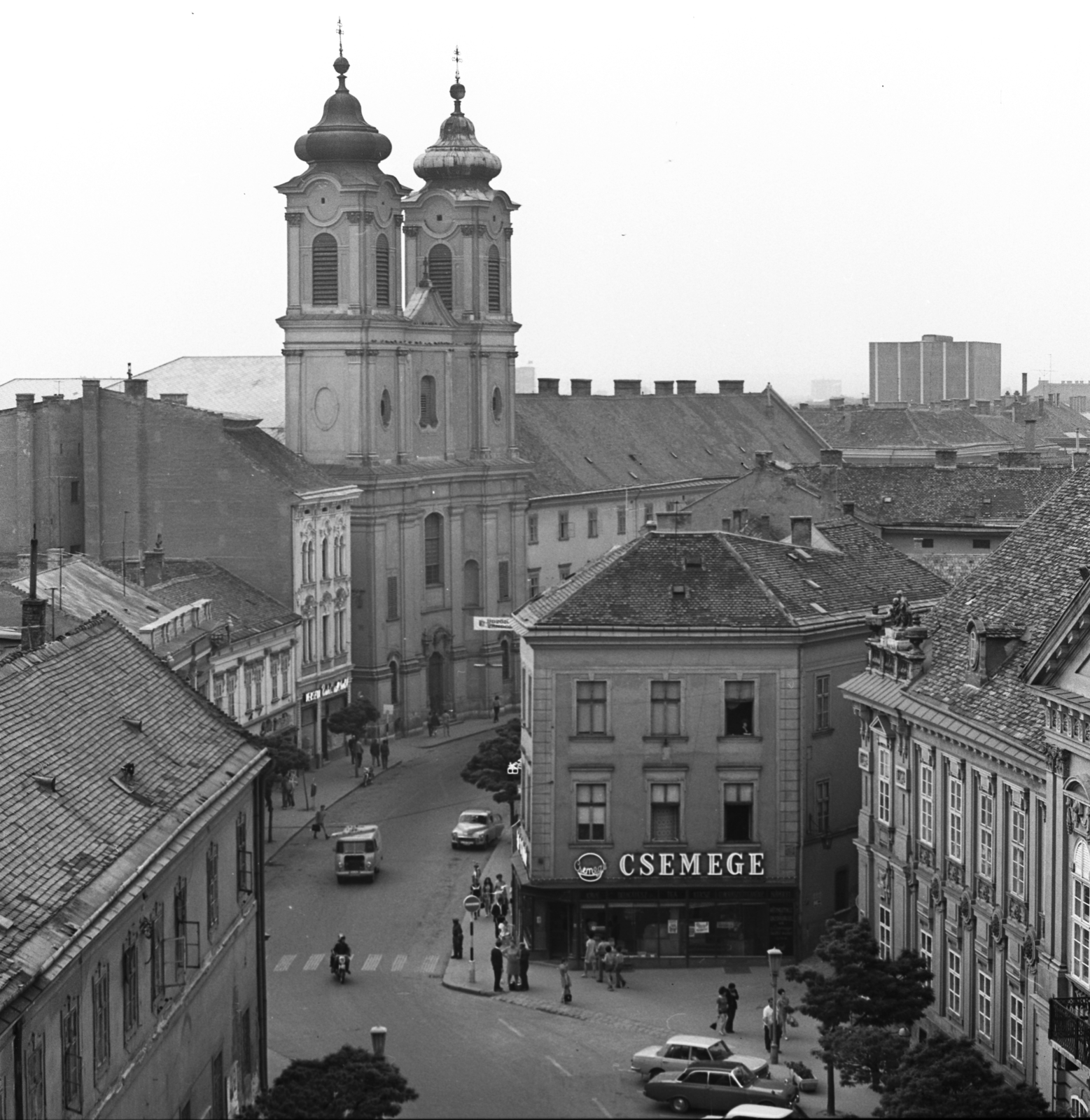 Magyarország, Székesfehérvár, Városház (Szabadság) tér, jobbra a Püspöki palota. Szemben a Fő (Március 15.) utcában a Nepomuki Szent János-templom és rendház, 1972, Urbán Tamás, templom, utcakép, barokk-stílus, katolikus, Csemege vállalat, Paul Hatzinger-terv, Fortepan #87679