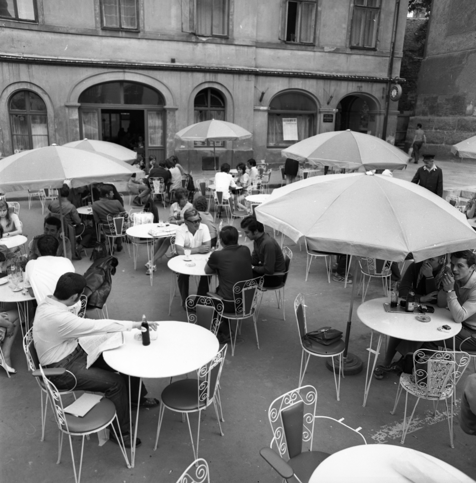 Magyarország, Székesfehérvár, Hősök tere., 1972, Urbán Tamás, napernyő, eszpresszó, asztal, szék, Fortepan #87683