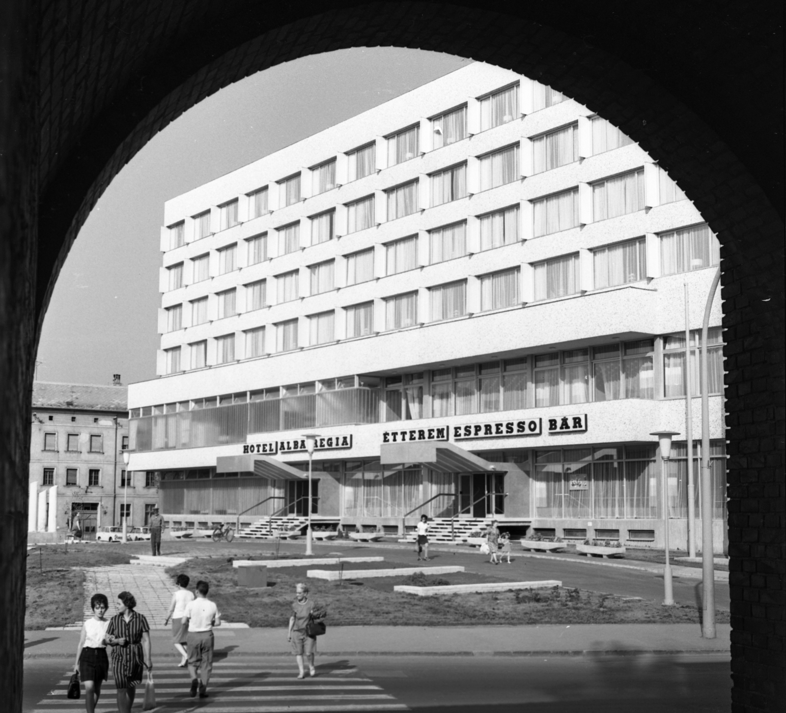 Magyarország, Székesfehérvár, Hotel Alba Regia a Romkert bejáratától nézve., 1972, Urbán Tamás, szálloda, Fortepan #87688