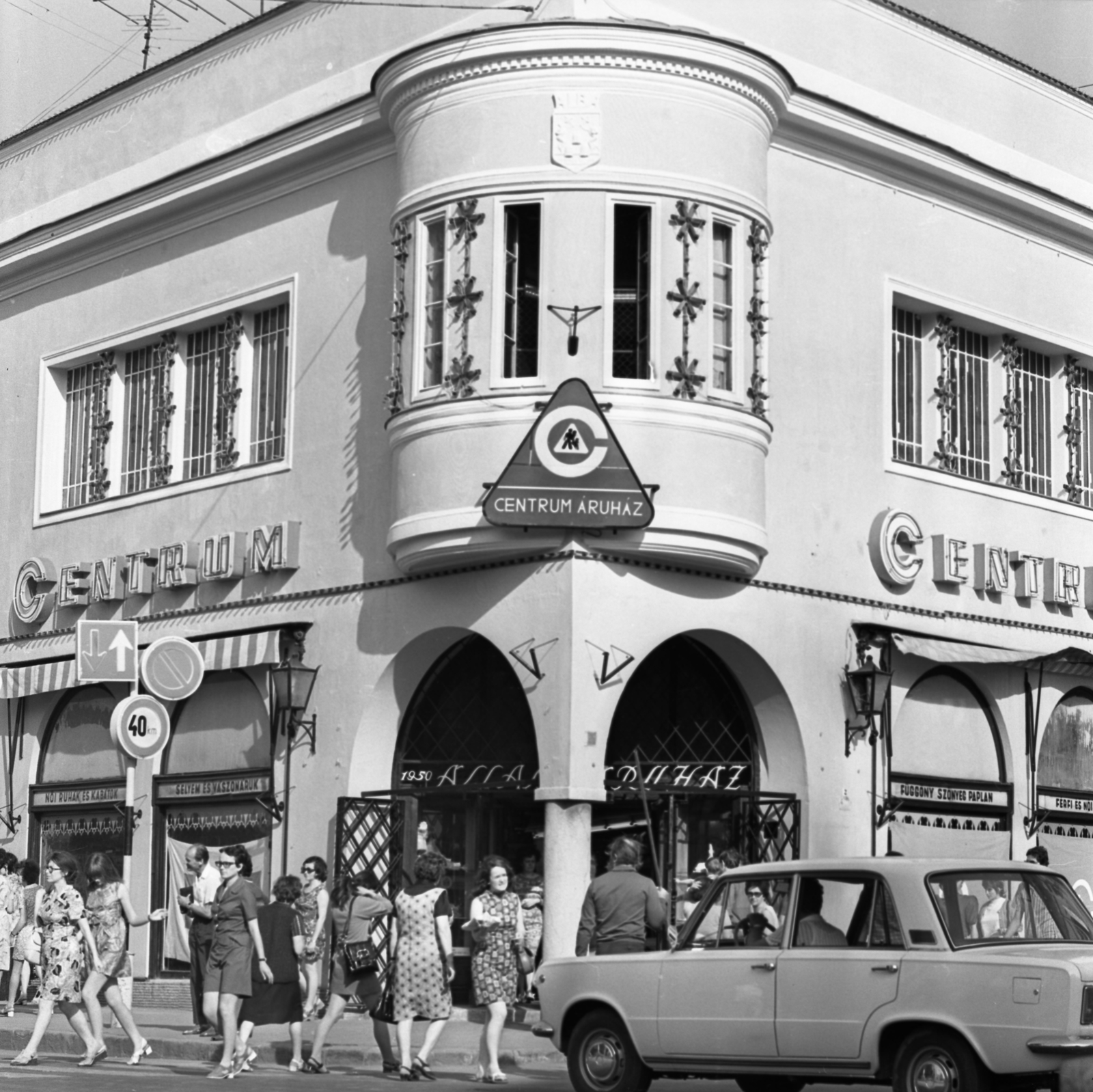 Magyarország, Székesfehérvár, Koronázó (Szabadság) tér - Kossuth utca sarok., 1972, Urbán Tamás, utcakép, jelzőtábla, Polski Fiat 126p, Centrum Áruház, bevásárlóközpont, gyalogátkelő, Fortepan #87693