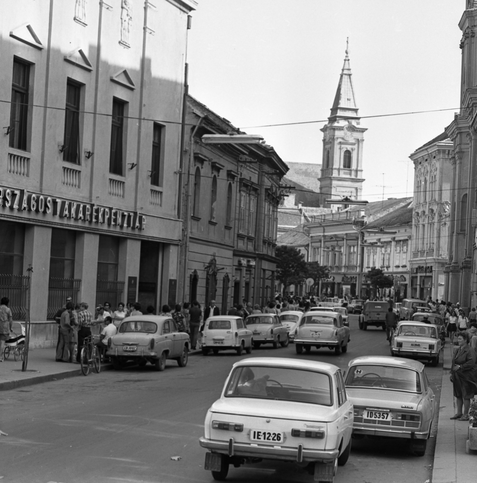 Magyarország, Székesfehérvár, Fő (Március 15.) utca az Ady Endre utcától a Városház (Szabadság) tér felé nézve, háttérben a Szent Imre-templom tornya., 1972, Urbán Tamás, utcakép, Skoda-márka, Moszkvics-márka, Wartburg-márka, automobil, GAZ M21 Volga, rendszám, OTP, Trabant-márka, Moszkvics 407, Fortepan #87694