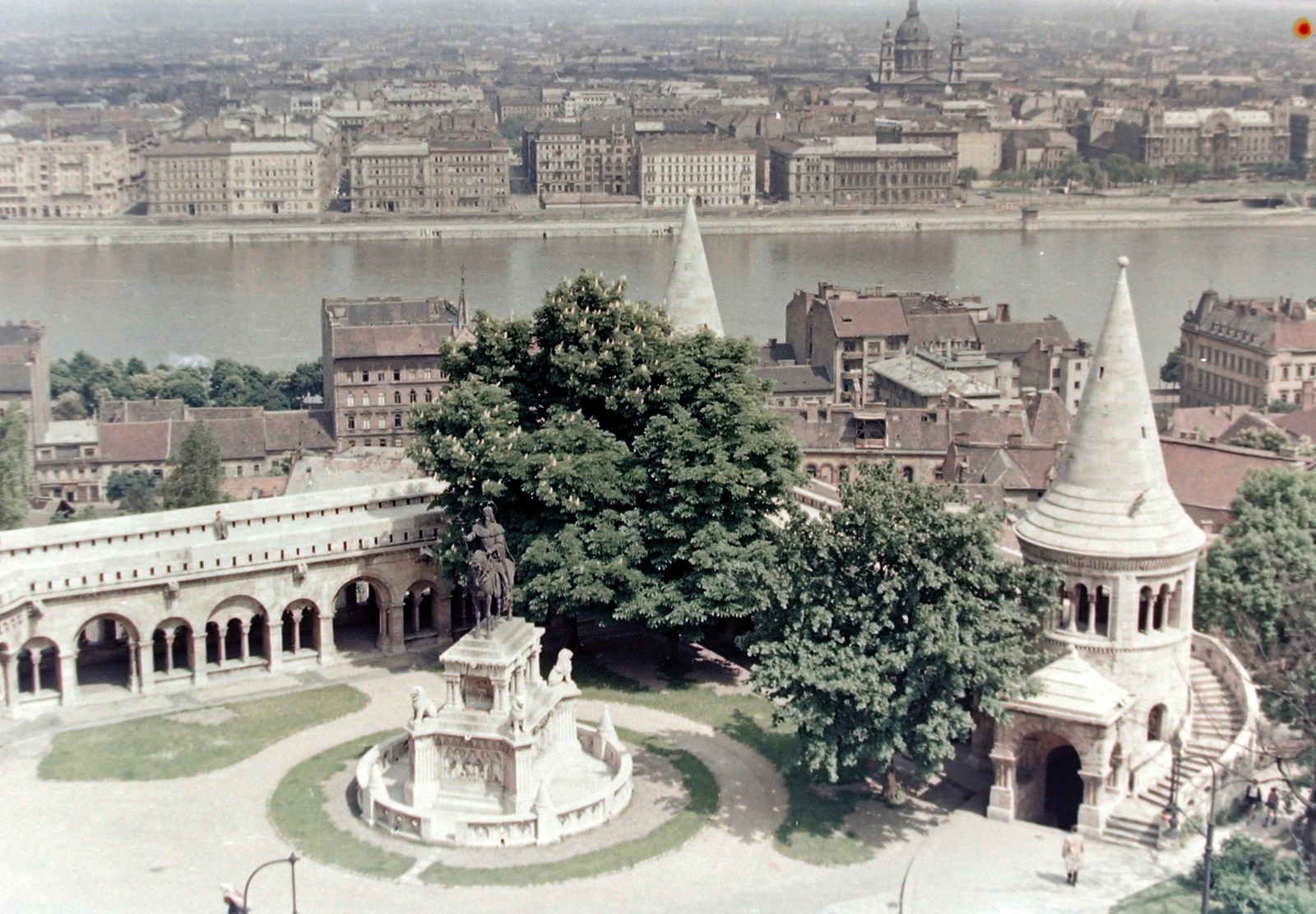 Magyarország, budai Vár, Budapest I., látkép a Mátyás-templom tornyából fotózva, előtérben a Halászbástya és a Víziváros., 1956, Fortepan, színes, szobor, látkép, lovas szobor, foghíj telek, gesztenyefa, Szent István-ábrázolás, Budapest, Fortepan #877