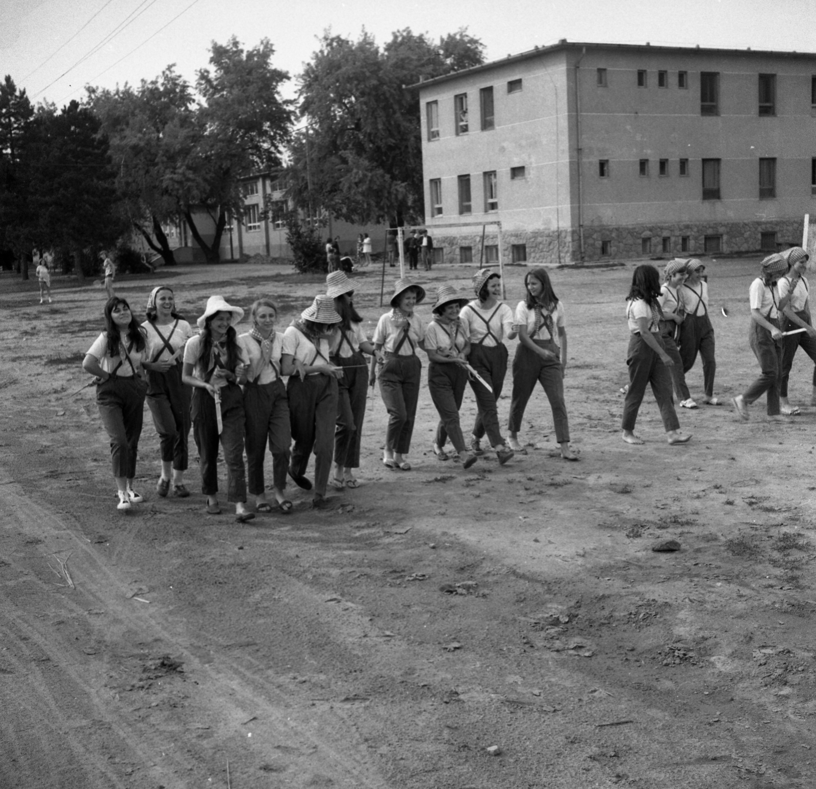 Hungary, Halásztelek, Hold utca, a Kertészeti Egyetem tangazdasága (később Bocskai István Református Oktatási Központ). Nagy Ilona építőtábor, a Baranyai megyei diákok petrezselyemvágásra indulnak., 1972, Urbán Tamás, school, tie, straw hat, sneakers, slippers, Fortepan #87700