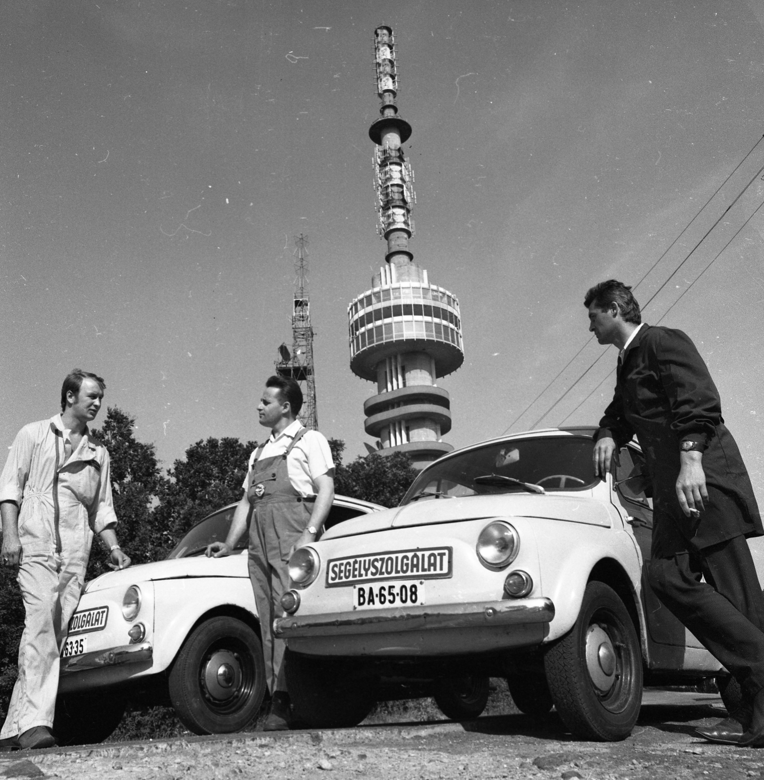 Magyarország, Pécs, TV adótorony a Misina tetőn. Az előtérben az Autóklub segélykocsijai., 1972, Urbán Tamás, Steyr-márka, tévétorony, automobil, rendszám, Magyar Autóklub, Steyr-Puch 500, segélyszolgálat, Vízvárdy István-terv, Söpkéz Gusztáv-terv, Thoma József-terv, Fortepan #87705