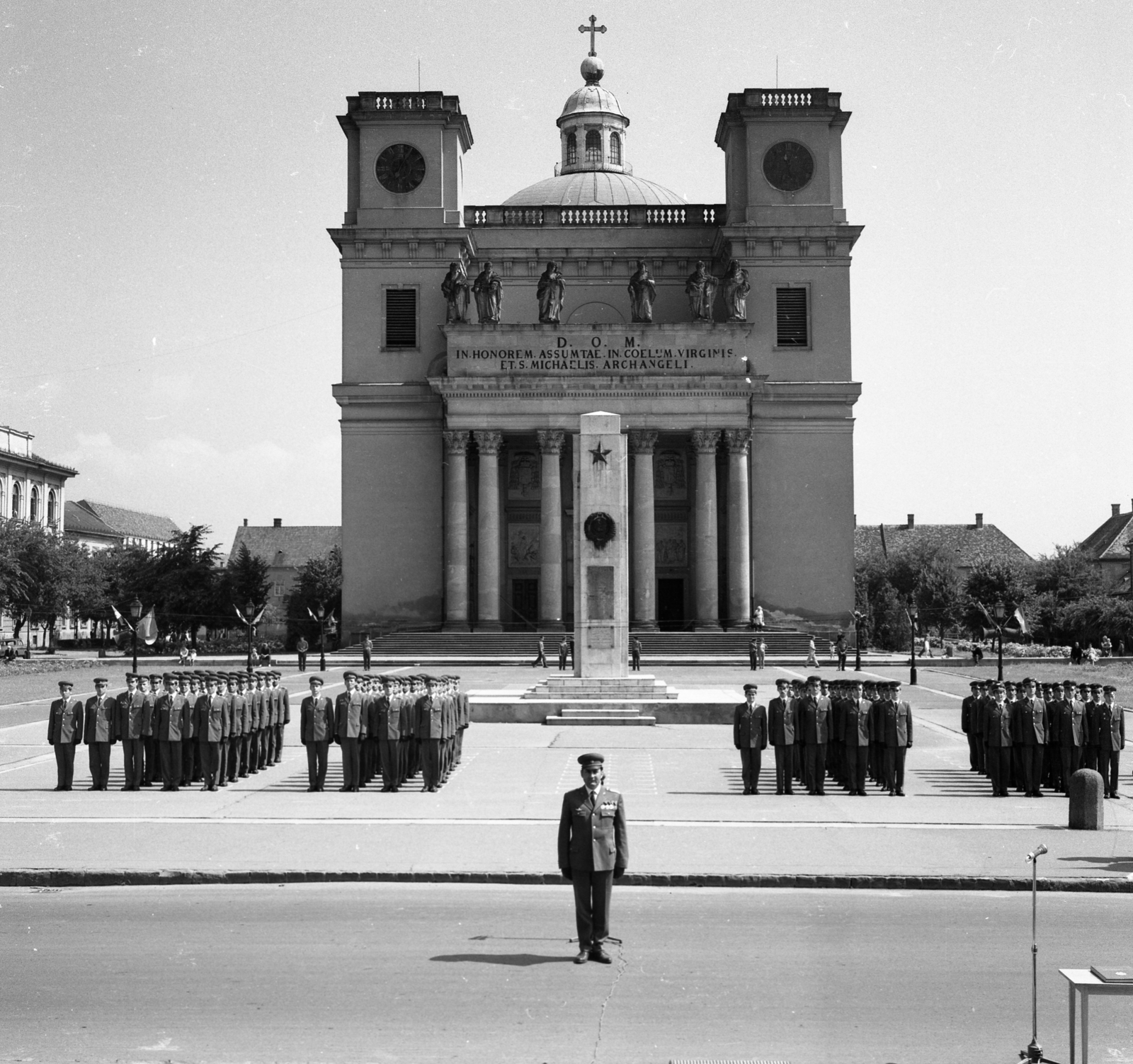 Magyarország, Vác, Schuszter Konstantin (Konstantin) tér, Nagyboldogasszony-székesegyház. Előtérben a szovjet hősi emlékmű., 1972, Urbán Tamás, mikrofon, katona, székesegyház, Isidore Canevale-terv, Fortepan #87712