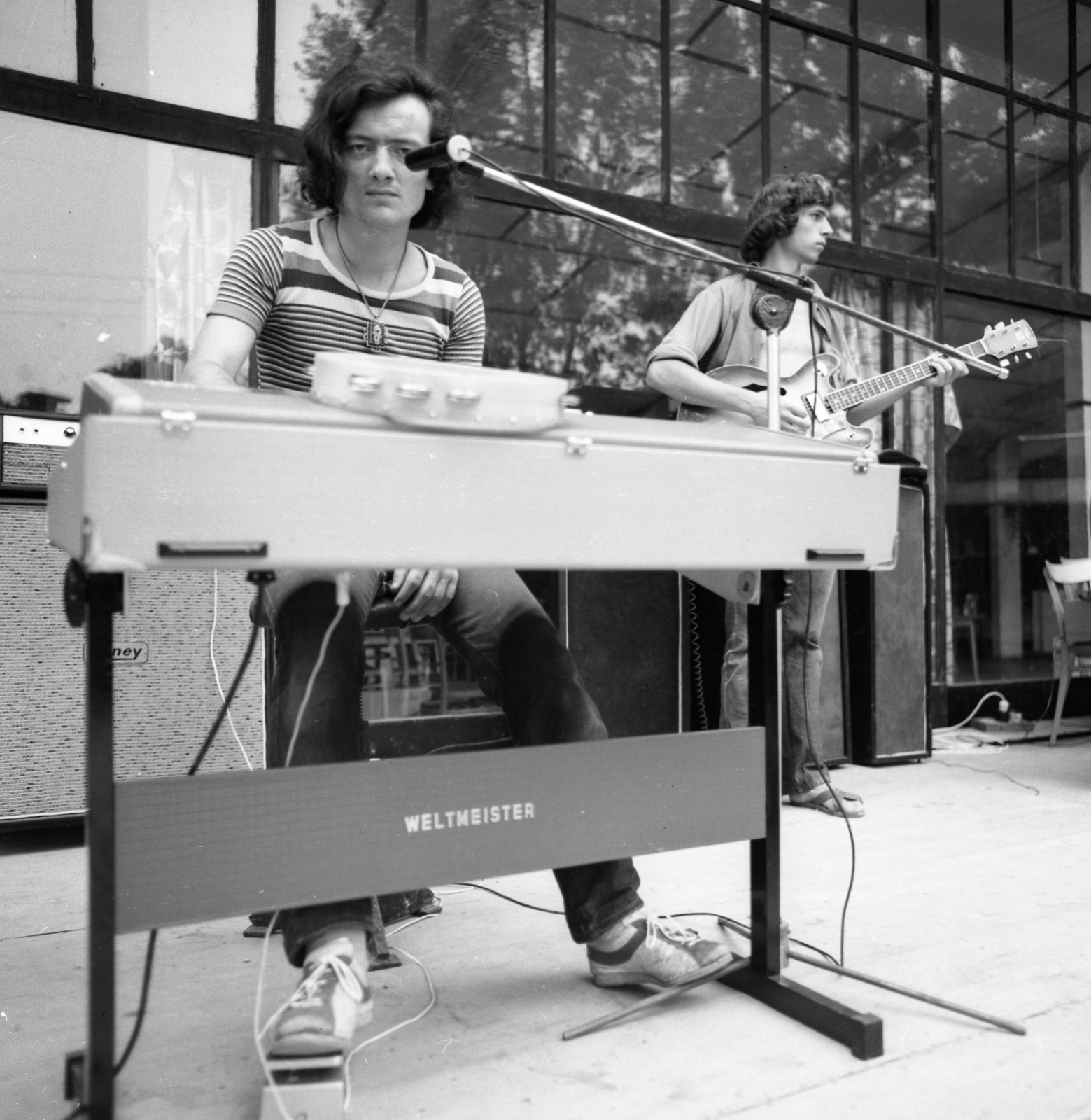 Magyarország, Verőce, Express Diák és Ifjúsági Üdülőtábor, háttérben az étterem., 1972, Urbán Tamás, Weltmeister-márka, gitár, zenész, szintetizátor, Fortepan #87717