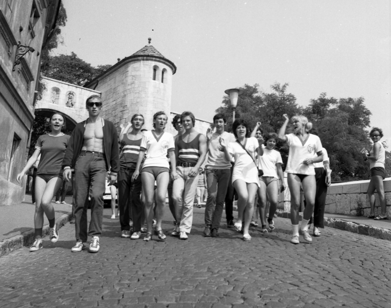 Magyarország, Veszprém, Vár (Tolbuhin) utca, háttérben a Hősök Kapuja. A bakonyoszlopi KISZ olimpiai tábor résztvevőinek egy csoportja., 1972, Urbán Tamás, kockakő, sport mez, kézilabda, kockahas, Fortepan #87726
