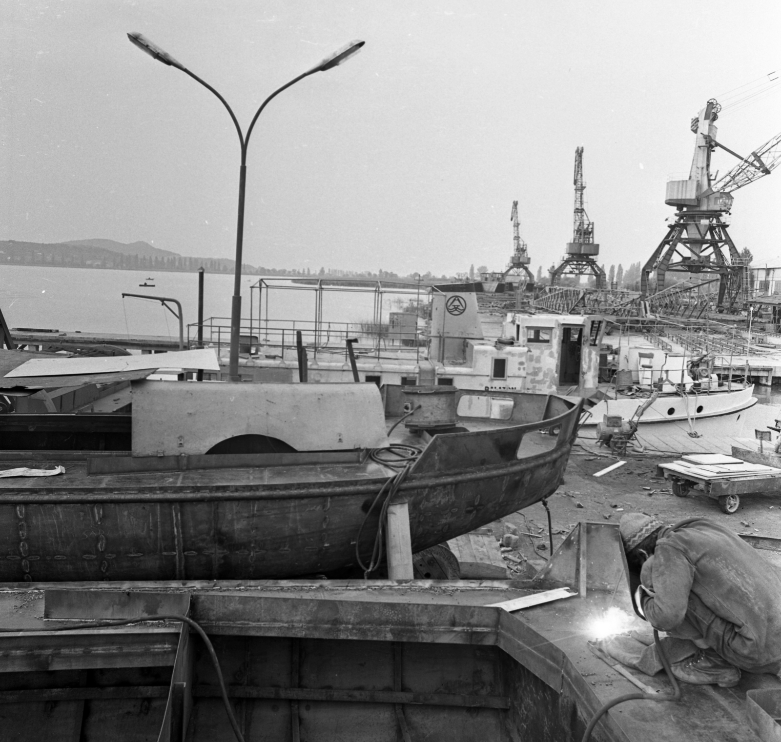 Hungary, Balatonfüred, Magyar Hajó- és Darugyár Balatonfüredi Gyáregysége., 1972, Urbán Tamás, ship, crane, shipbuilding industry, Balaton Vituki ship, Fortepan #87740