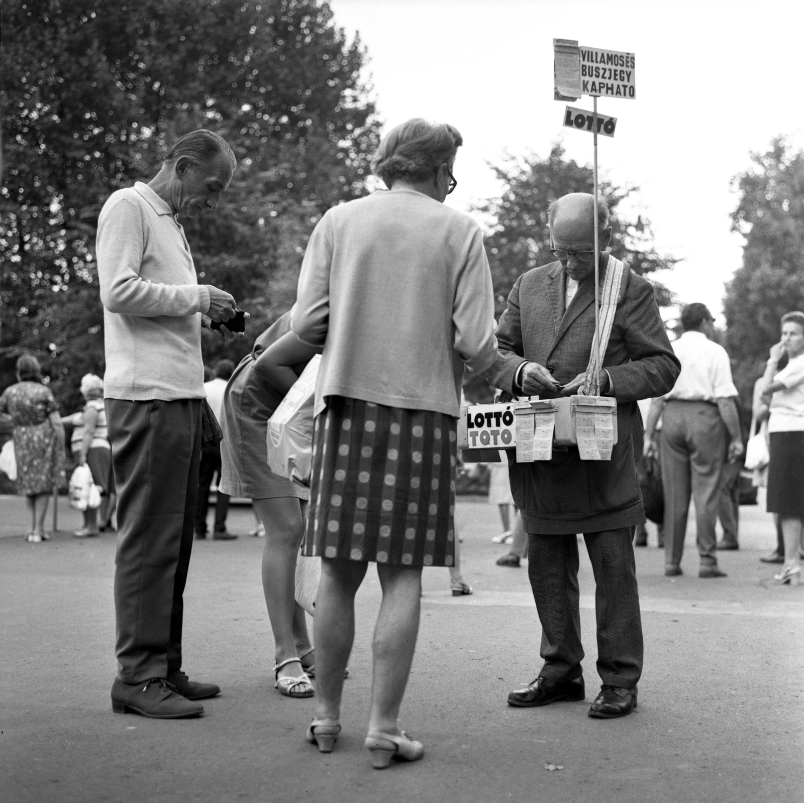 Magyarország, Margitsziget, Budapest, 1972, Urbán Tamás, sorsjegy-árus, Fortepan #87755