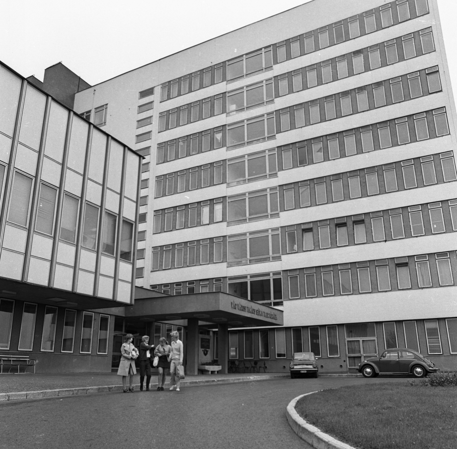Magyarország, Vác, Szőnyi Tibor (később Jávorszky Ödön) Kórház., 1972, Urbán Tamás, német gyártmány, gyógyintézmény, automobil, Volkswagen Bogár, Fortepan #87762
