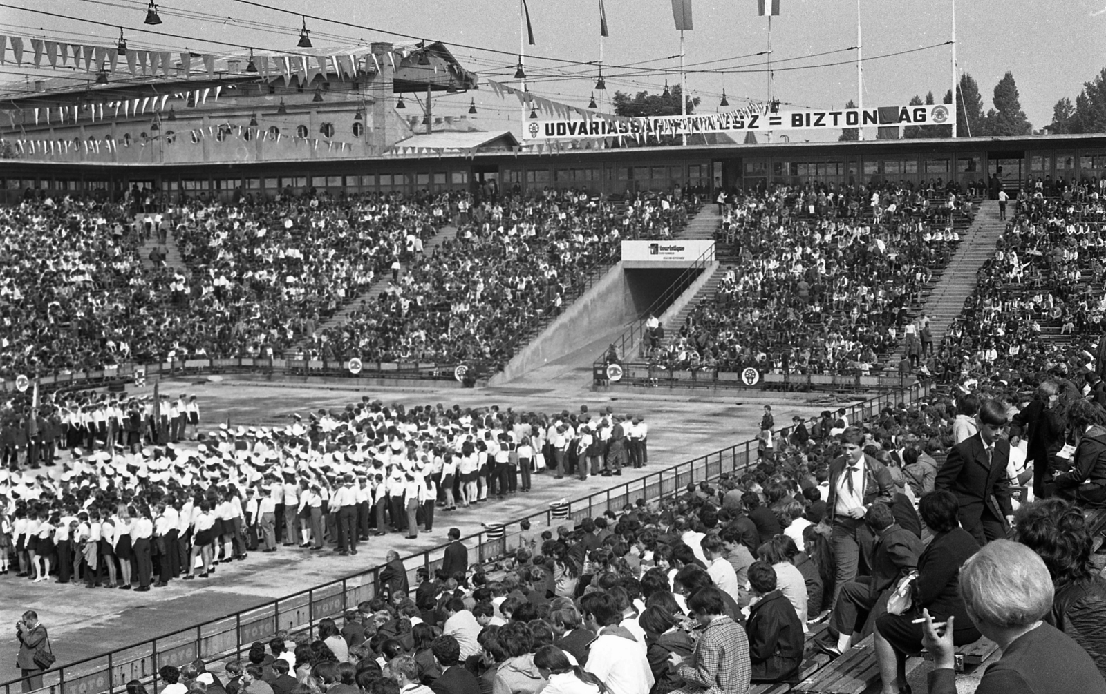 Magyarország, Budapest XIV., Istvánmezei út, Kisstadion, háttérben a Millenáris sporttelep tribünje látszik. Közlekedési Üttörők VI. Találkozója 1972. szeptember 17-én., 1972, Urbán Tamás, közönség, Budapest, Fortepan #87764