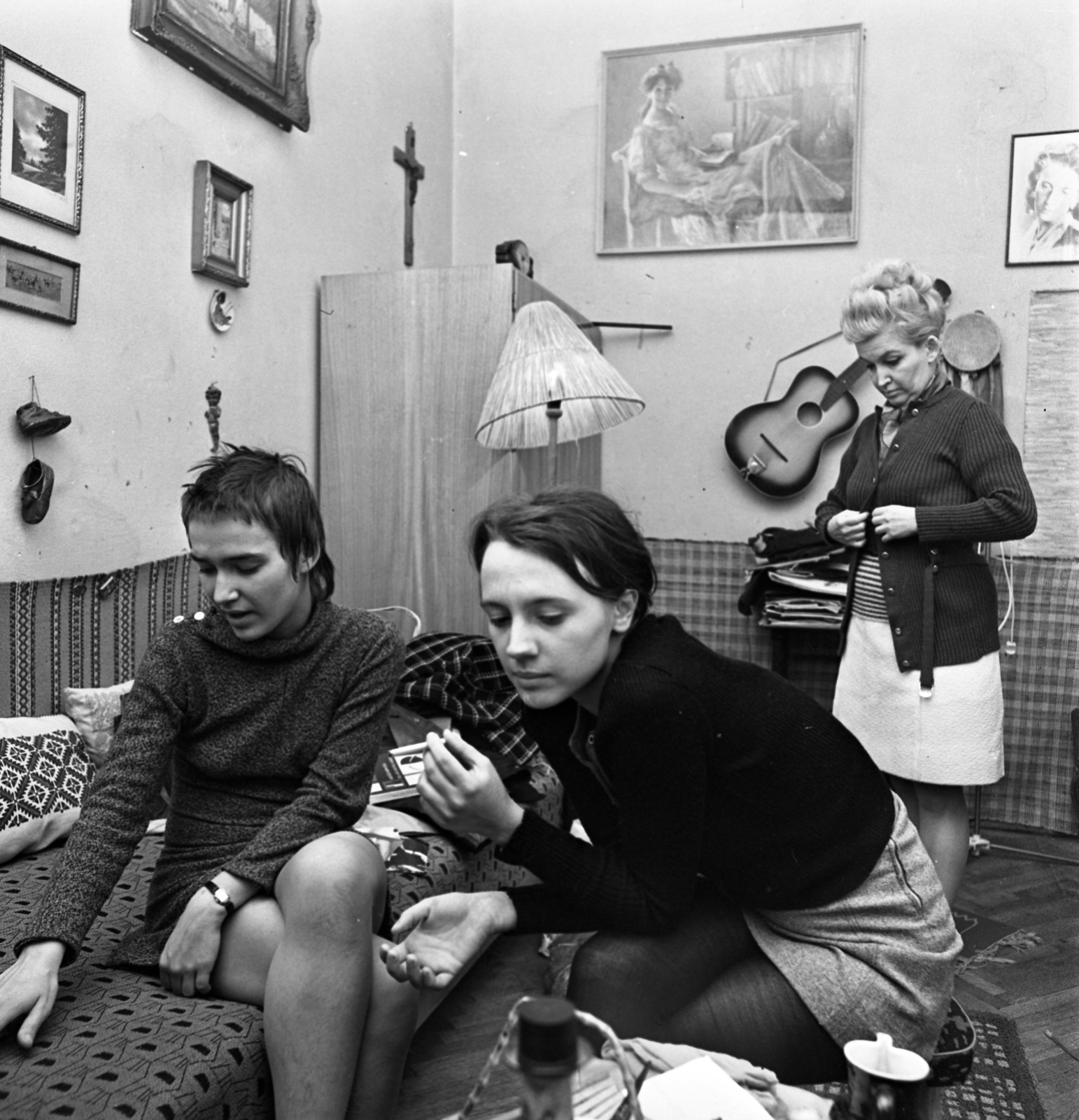 Hungary, az Orfeo-csoport tagjai., 1972, Urbán Tamás, painting, guitar, crucifix, miniskirt, generations, Fortepan #87772