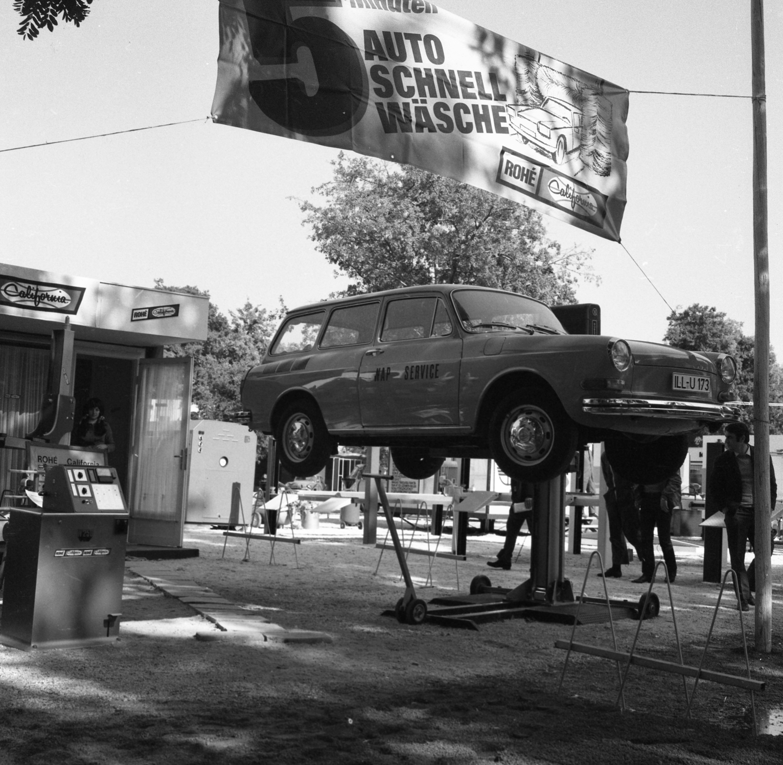 Magyarország, Budapest X., Albertirsai úti vásár területe, Autószervíz 72' kiállítás, a ROHÉ California típusú autómosókat gyártó német cég standja., 1972, Urbán Tamás, Volkswagen-márka, Volkswagen Typ3, Budapest, Fortepan #87779