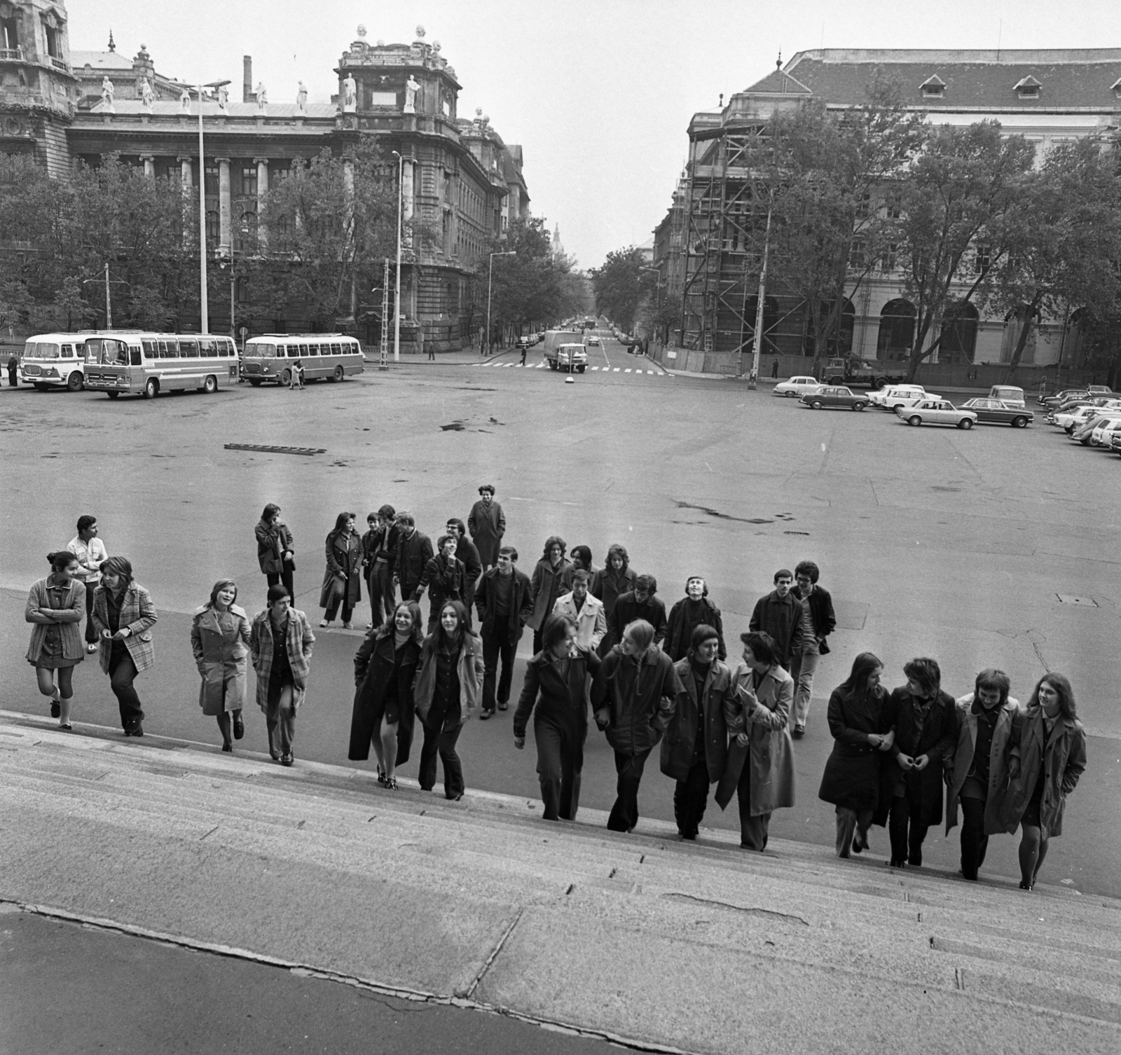 Magyarország, Budapest V., Kossuth Lajos tér a Parlament lépcsőjéről az Alkotmány utca felé nézve., 1972, Urbán Tamás, Budapest, Fortepan #87783
