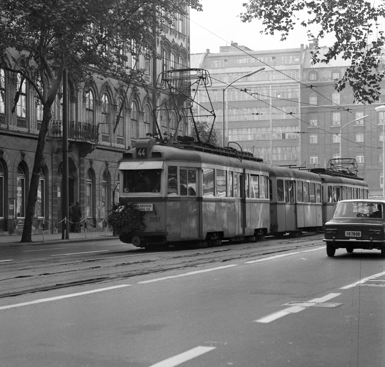 Hungary, Budapest VIII.,Budapest V.,Budapest VII., Rákóczi út az Astoria kereszteződés felé nézve., 1972, Urbán Tamás, tram, Ganz UV tramway, Trailer car, Budapest, public transport line number, Fortepan #87792