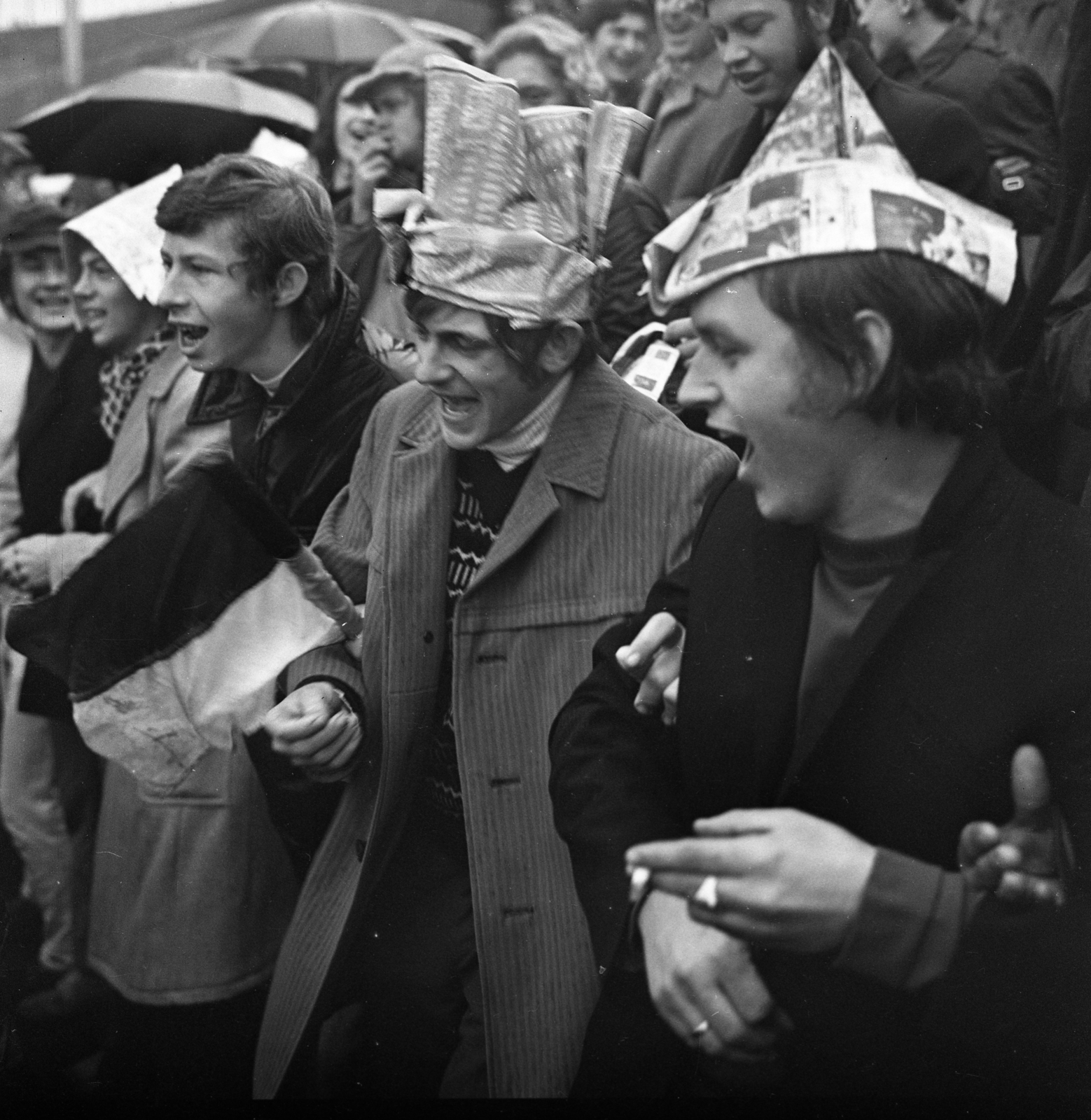 Magyarország, Népstadion, Budapest XIV., 1972, Urbán Tamás, cigaretta, dohányzás, kabát, éneklés, csákó, Budapest, papírcsákó, Fortepan #87806