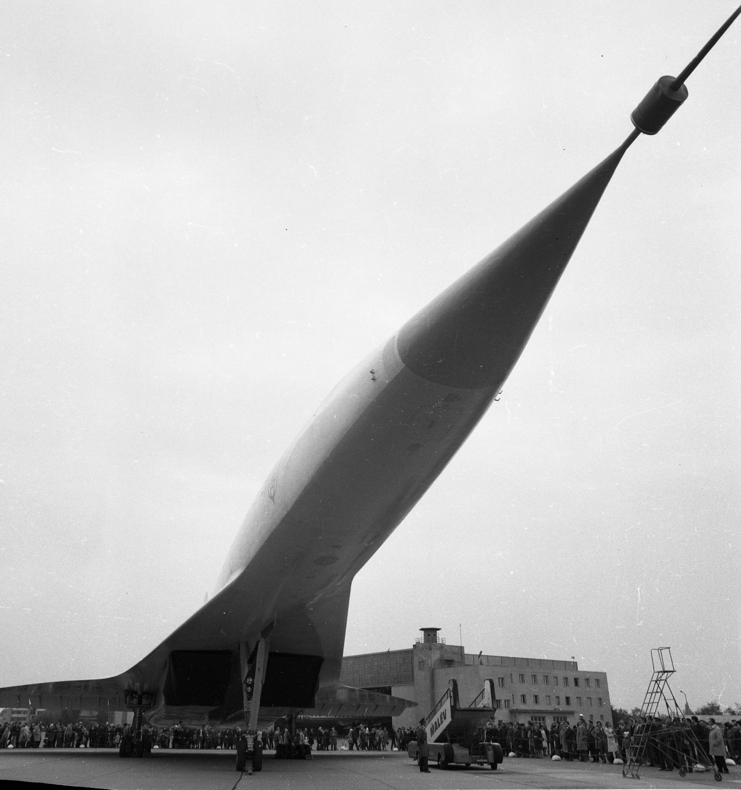 Magyarország, Ferihegyi (ma Liszt Ferenc) repülőtér, Budapest XVIII., Tu-144-es szuperszonikus utasszállító repülőgép bemutatója., 1972, Urbán Tamás, szovjet gyártmány, repülőgép, repülőtér, Tupoljev-márka, Budapest, Tupoljev Tu-144, reptéri lépcső, Fortepan #87807