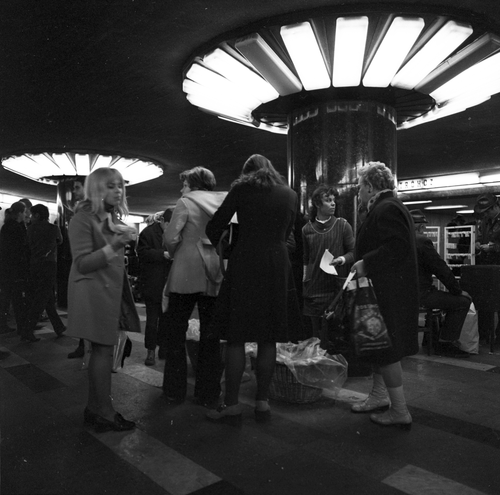 Magyarország, Budapest VIII.,Budapest V.,Budapest VII., Astoria aluljáró., 1972, Urbán Tamás, Budapest, árus, nők, magasszárú cipő, neon lámpa, vesszőkosár, kukorica, Fortepan #87813