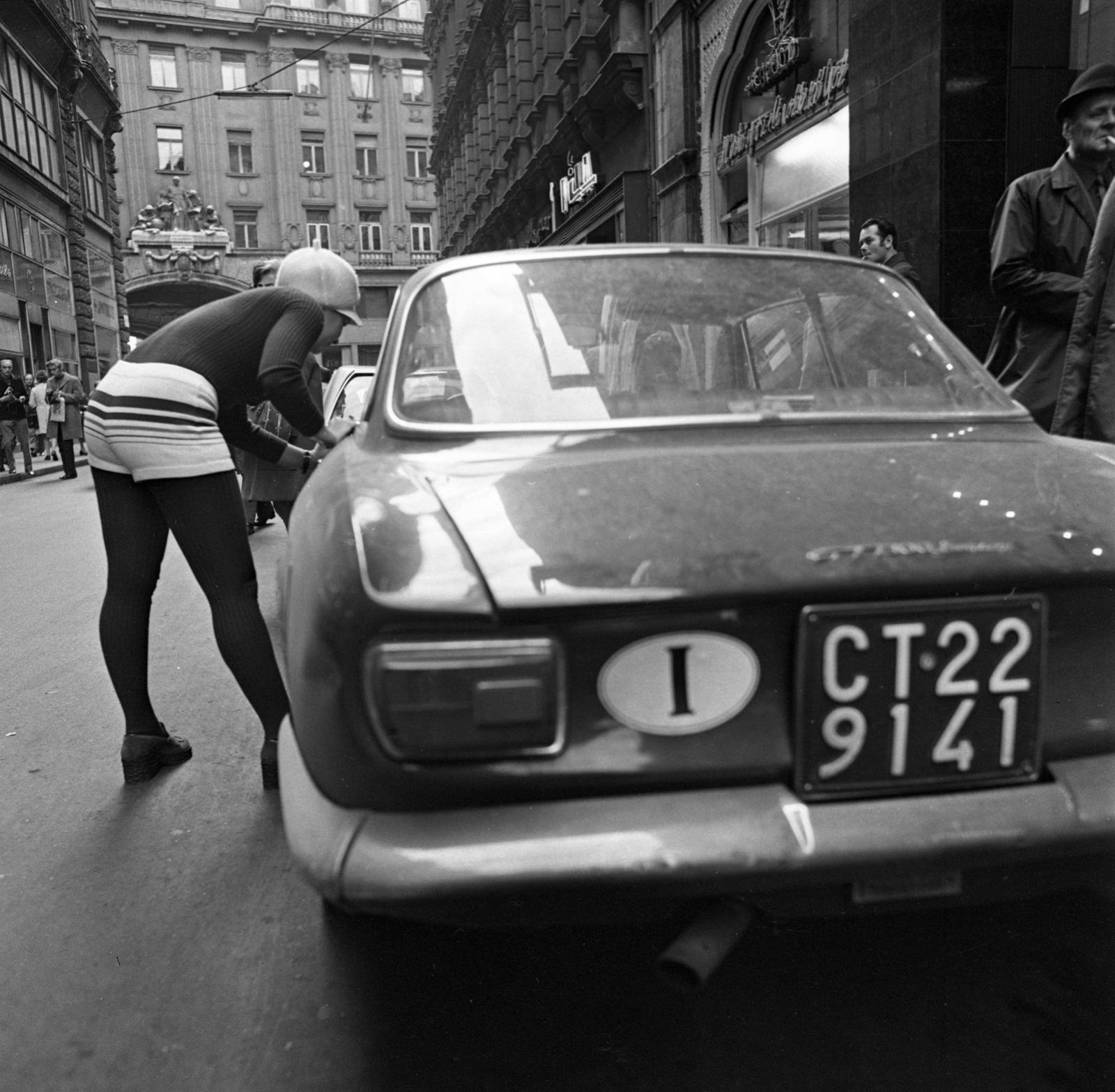 Magyarország, Budapest V., Kígyó utca a Váci utca felé nézve., 1972, Urbán Tamás, Alfa Romeo-márka, rövidnadrág, rendszám, Budapest, országjelzés, Fortepan #87816