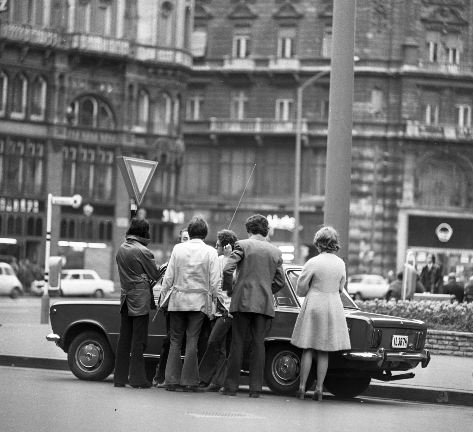 Magyarország, Budapest V., Ferenciek tere (Felszabadulás tér), háttérben a Petőfi Sándor utca torkolata., 1972, Urbán Tamás, Polski Fiat-márka, lengyel gyártmány, automobil, rendszám, Polski Fiat 125p, Budapest, Fortepan #87860