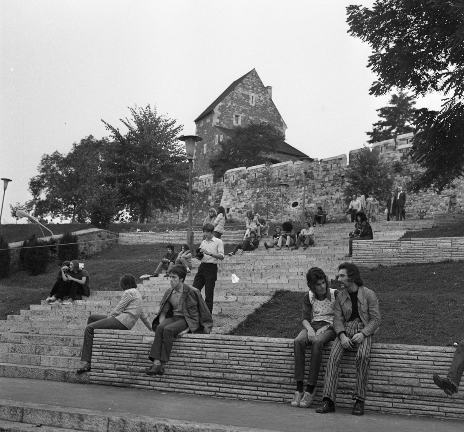Magyarország, Budapest I., a Várkert Bazár, Budai Ifjúsági Park feletti lépcsősor, háttérben a Déli nagy rondella kaputornya., 1972, Urbán Tamás, lépcső, Budapest, lépcsőn ülni, csíkos ruha, Fortepan #87872