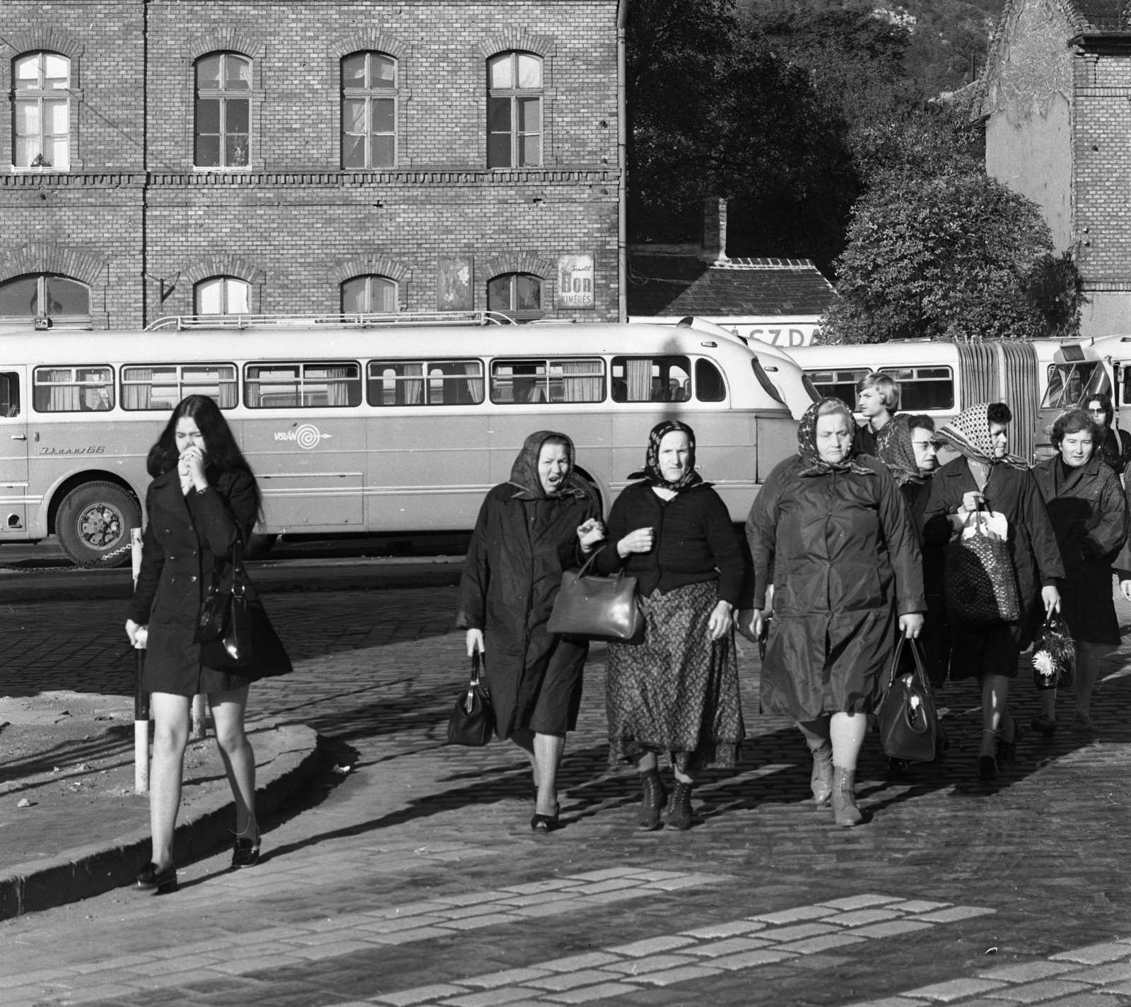 Magyarország, Óbuda, Budapest III., Bécsi út - Vörösvári út találkozása, háttérben balra a Bécsi út 174/b., 1972, Urbán Tamás, Ikarus-márka, Ikarus 66, lány, retikül, fejkendő, kabát, idős ember, Budapest, autóbusz, Ikarus 180, gyalogátkelő, Volán-szervezet, Fortepan #87877