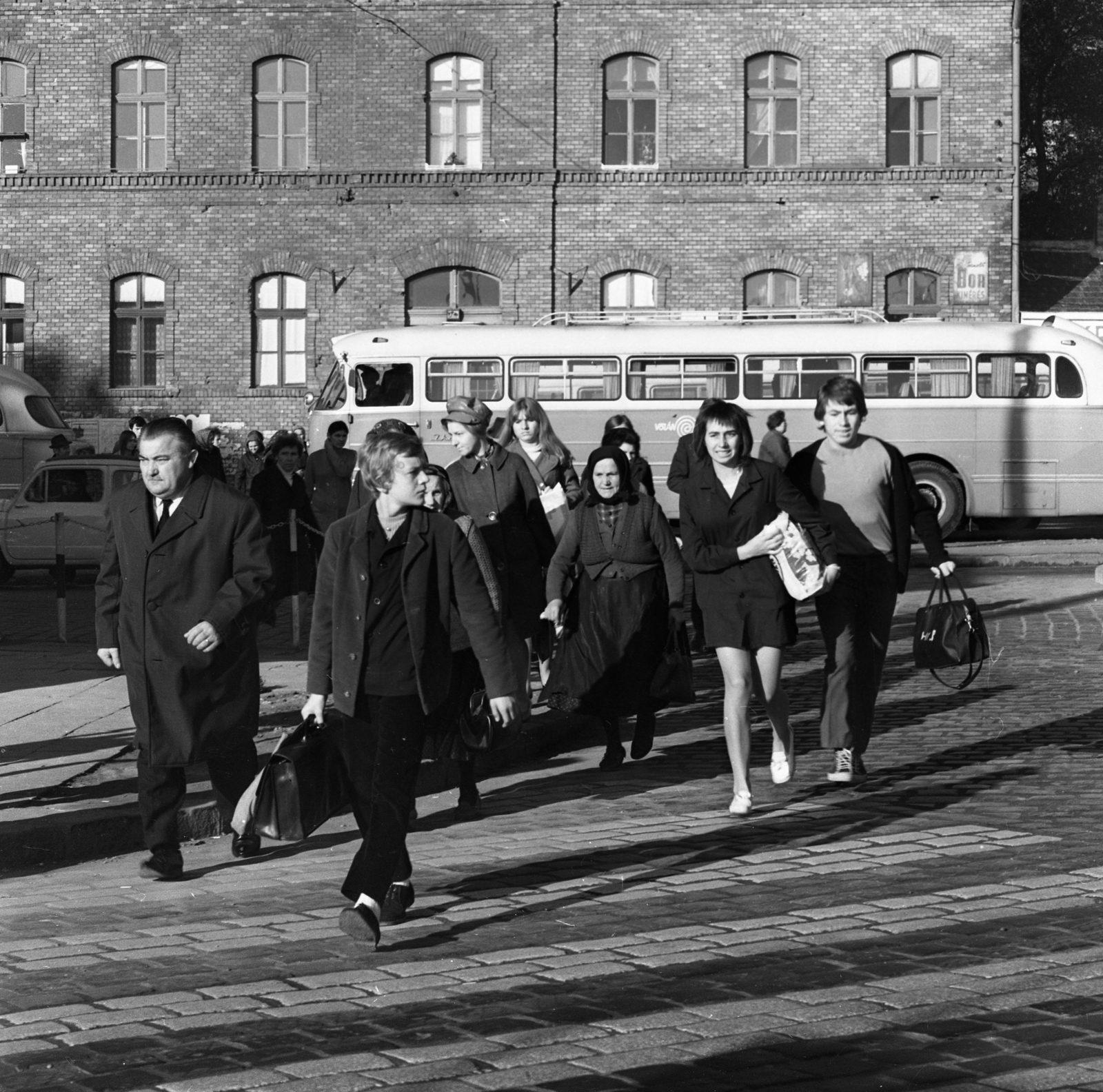 Magyarország, Óbuda, Budapest III., Bécsi út - Vörösvári út találkozása, háttérben a Bécsi út 174/b., 1972, Urbán Tamás, Budapest, Volán-szervezet, borozó, Ikarus 66, Fortepan #87883