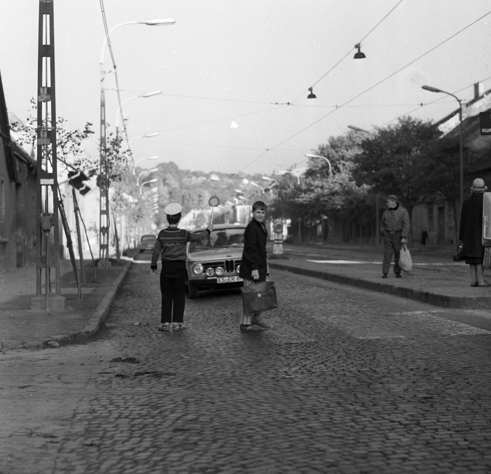 Magyarország, Óbuda, Budapest III., Vörösvári út a Körte utcától a Bécsi út felé nézve., 1972, Urbán Tamás, BMW-márka, Budapest, közlekedés, úttörő, gyalogátkelő, Fortepan #87886