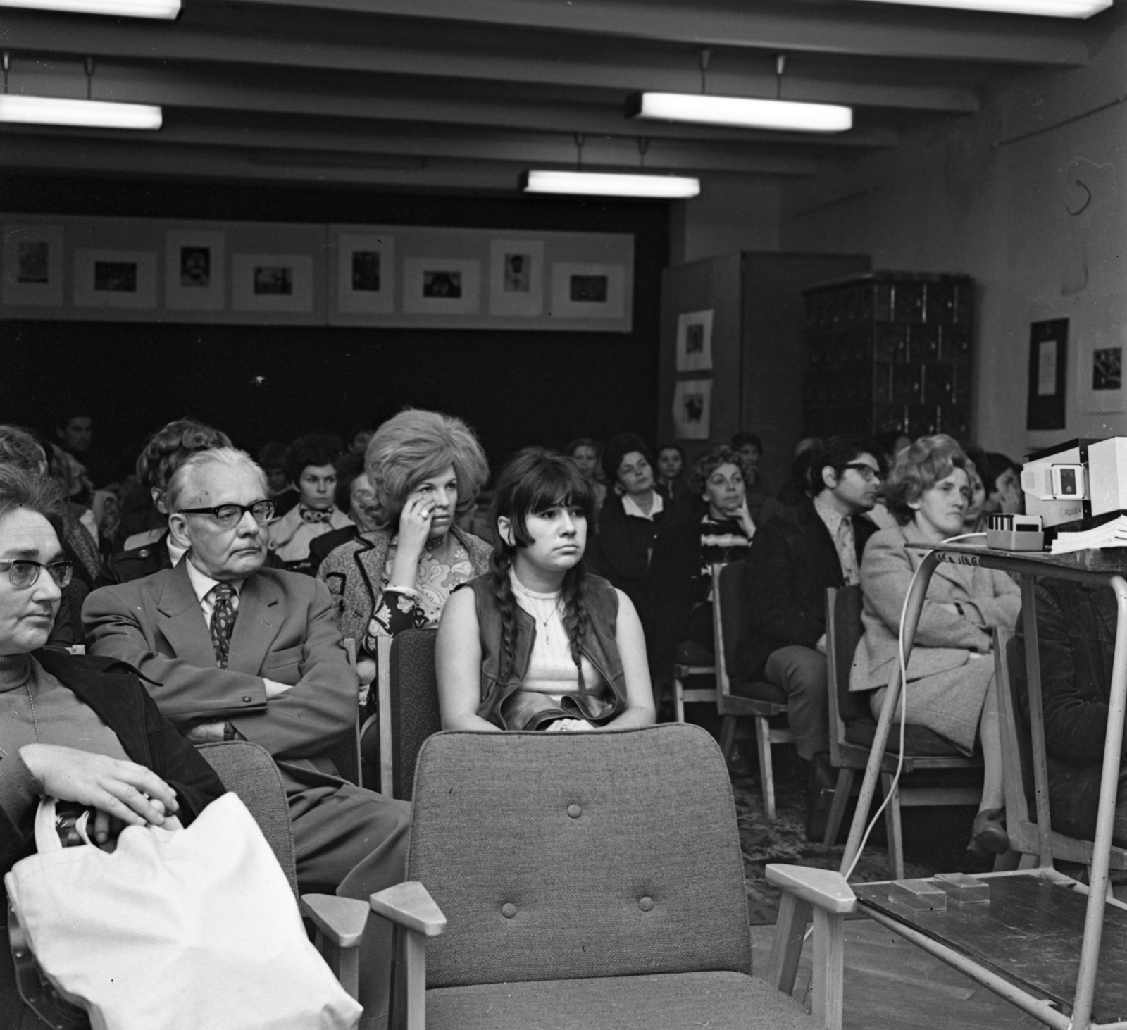 Magyarország, előtérben a második sorban balra Szombathy Viktor író, újságíró, műfordító, könyvtáros, lapszerkesztő., 1972, Urbán Tamás, neon lámpa, diavetítő, fapofa, plüssfotel, mellény, Fortepan #87902