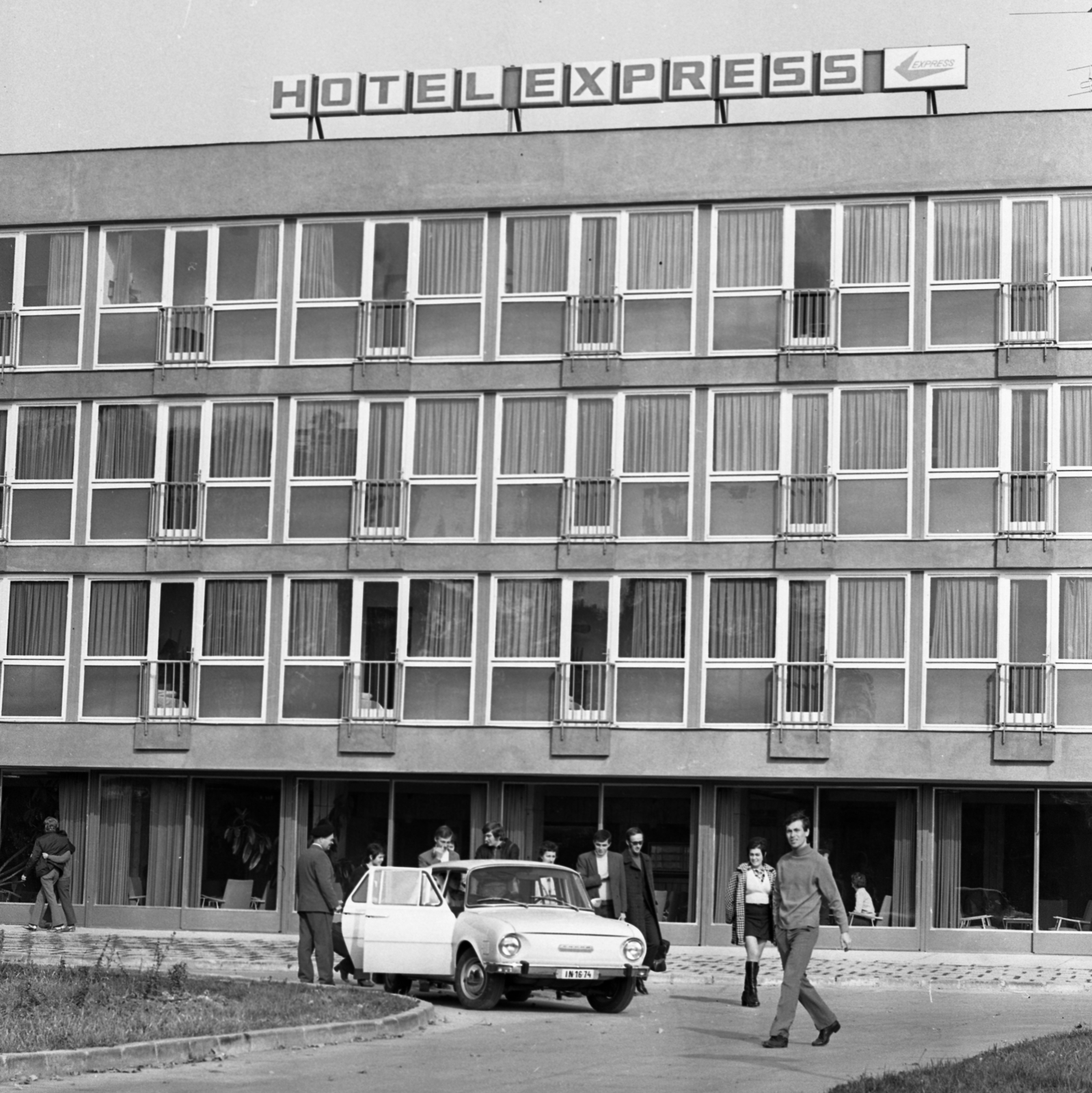 Hungary, Verőce, Express Diák és Ifjúsági Üdülőtábor., 1972, Urbán Tamás, Skoda-brand, neon sign, emblem, hotel, Expressz travel agency, Fortepan #87906