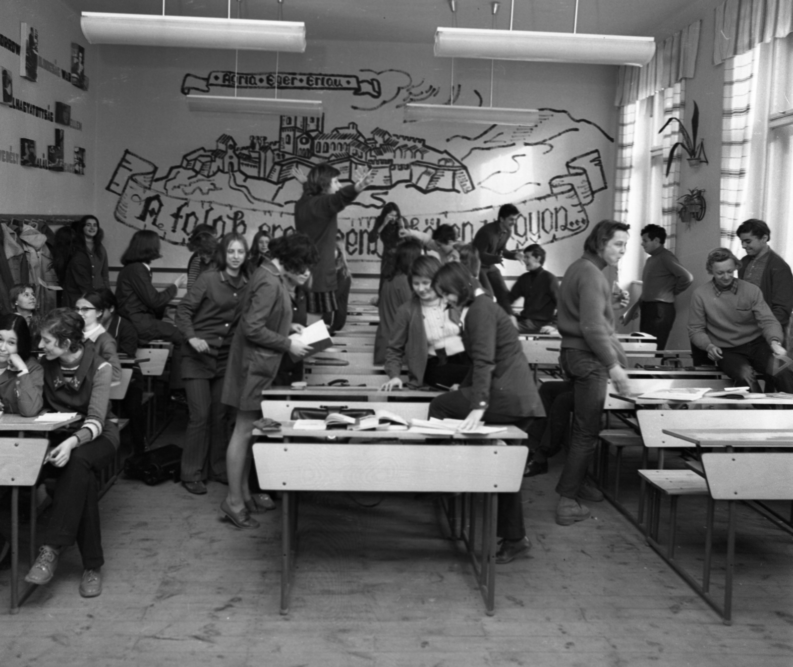 Magyarország, Eger, Dobó István Gimnázium., 1972, Urbán Tamás, iskolapad, graffiti, tanterem, iskolai egyenruha, Fortepan #87916