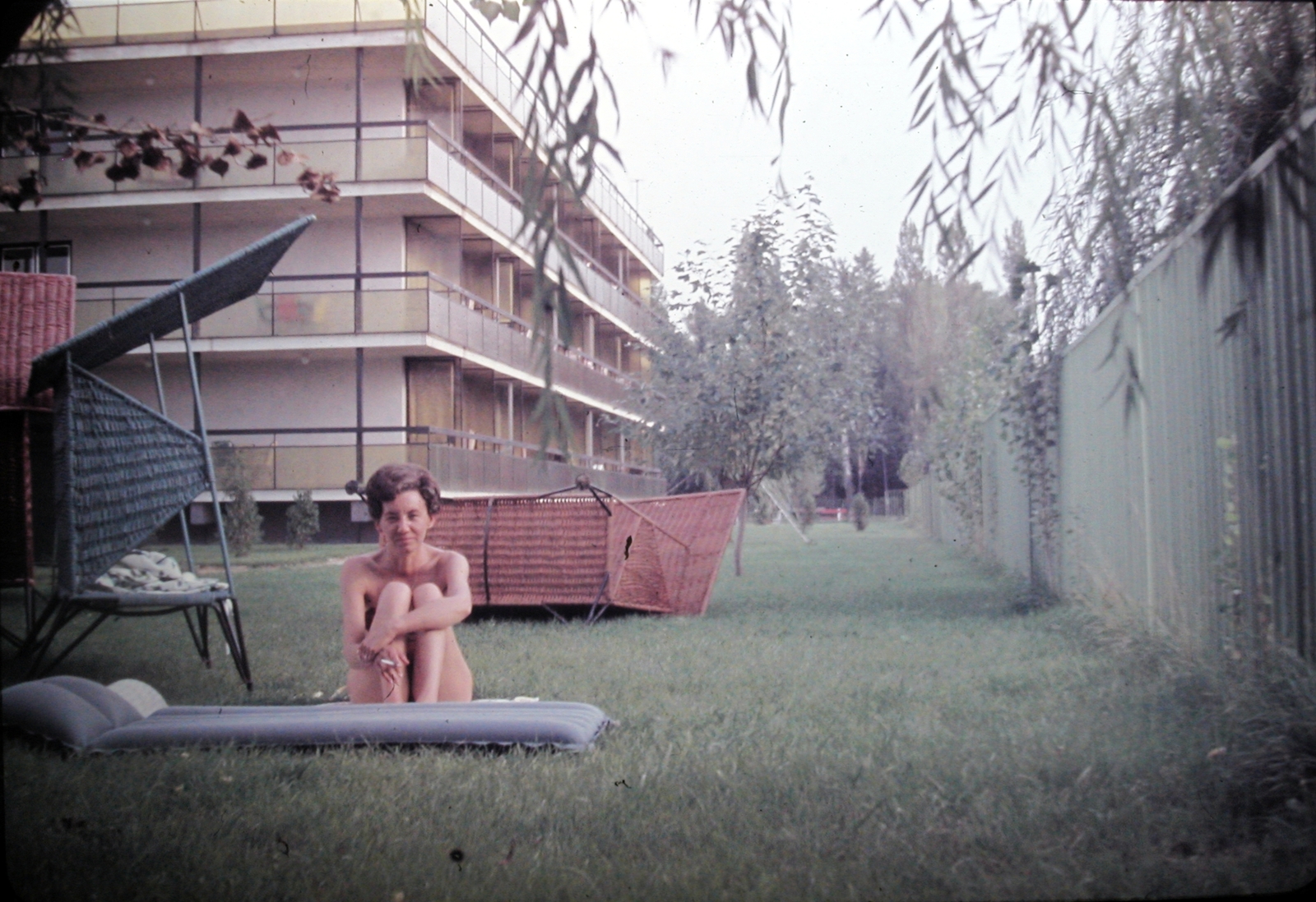 Hungary,Lake Balaton, Siófok,Balatonszéplak, Deák Ferenc sétány 10., a Hírlapkiadó Vállalat üdülője a tó felől nézve., 1964, Fortepan, portrait, colorful, air mattress, garden furniture, Fortepan #8792