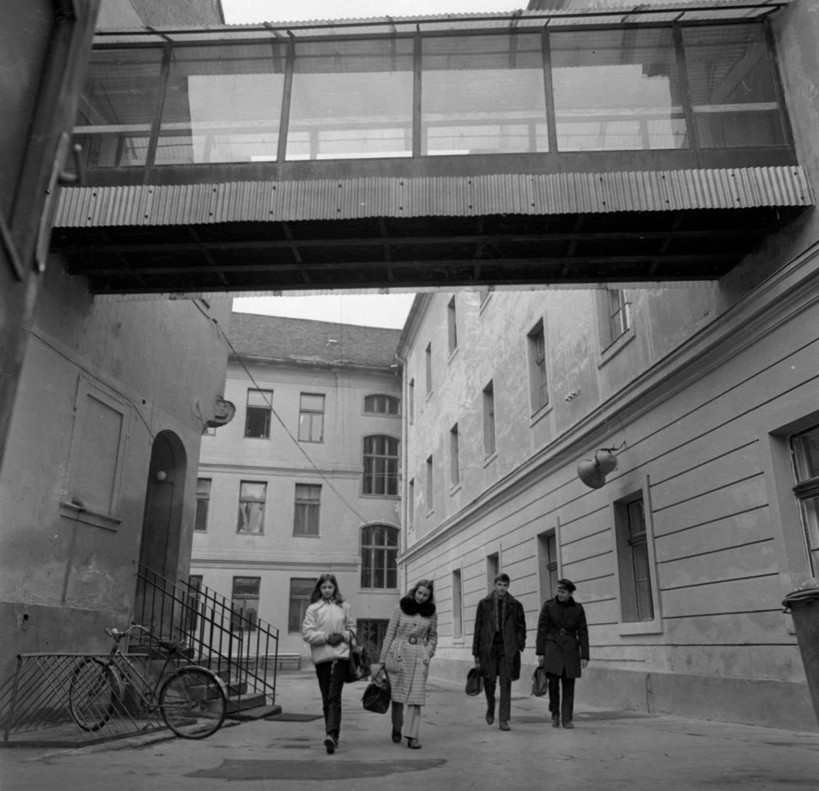 Magyarország, Eger, a Dobó István Gimnázium Csiky Sándor utca 2. felőli udvara., 1972, Urbán Tamás, Fortepan #87925