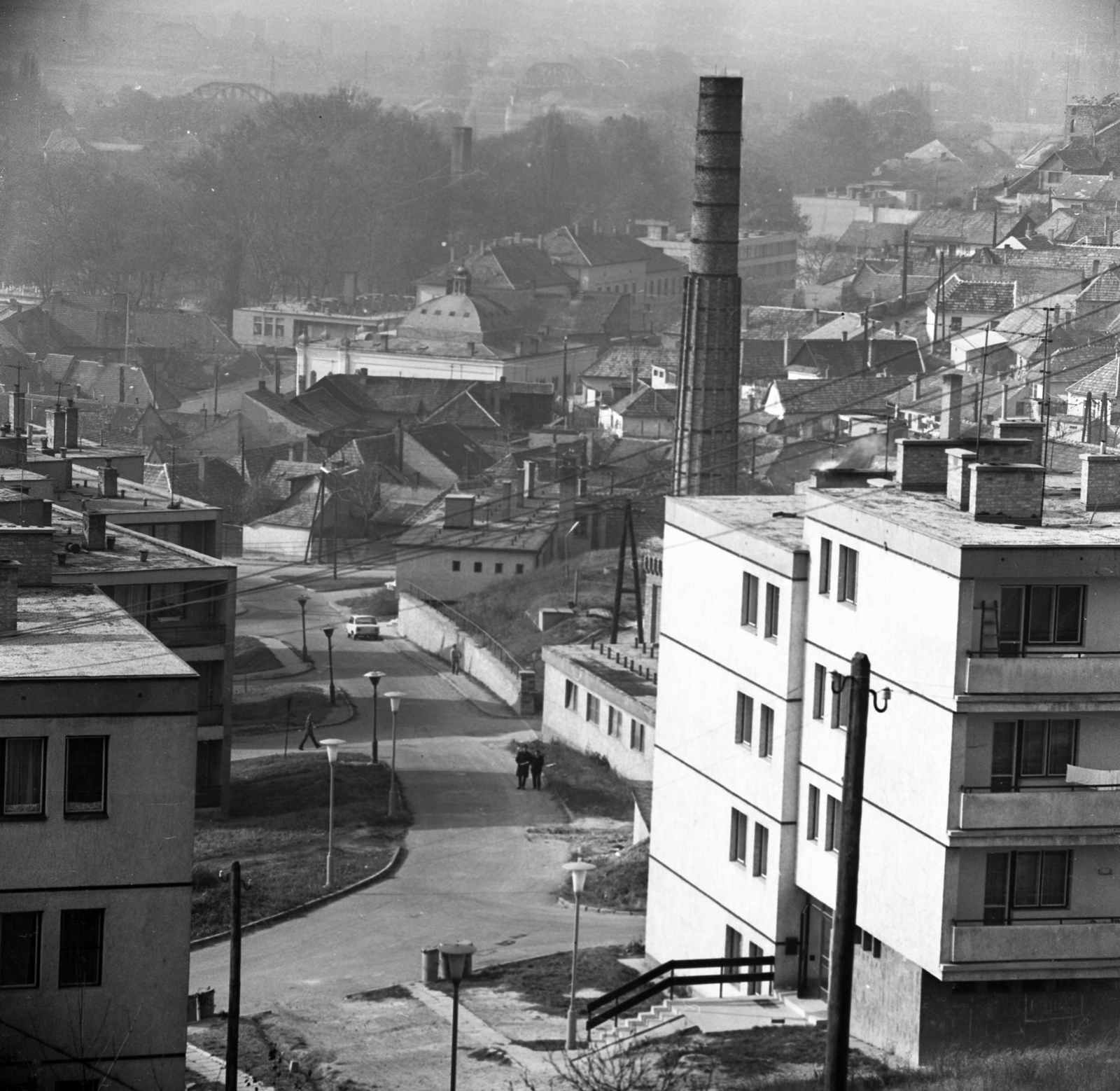 Magyarország, Esztergom, szemben a Magyary László utca, távolabb az egykori zsinagóga kupolája látszik., 1972, Urbán Tamás, gyárkémény, Fortepan #87930